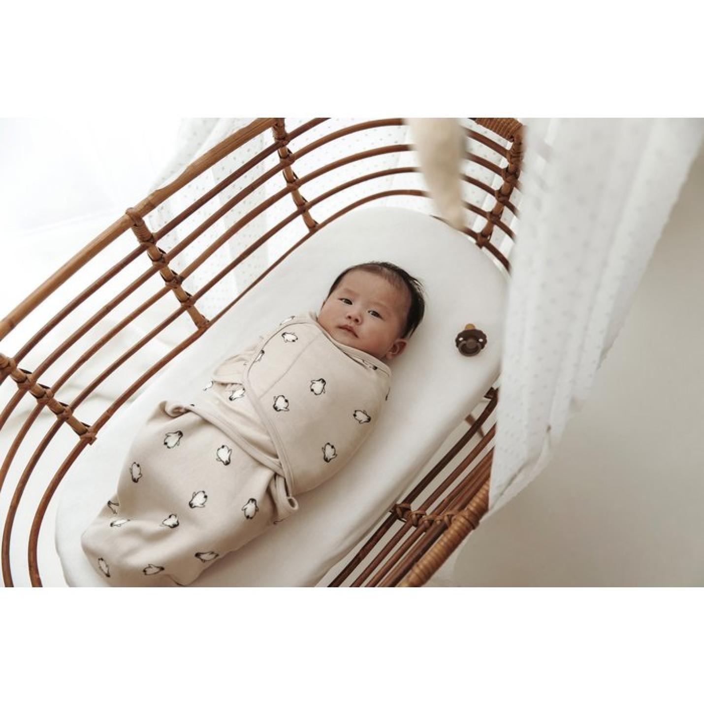Meyco-Baby-Swaddle-inbakerdoek-1-pack-pinguïn-softsand-baby in de wieg