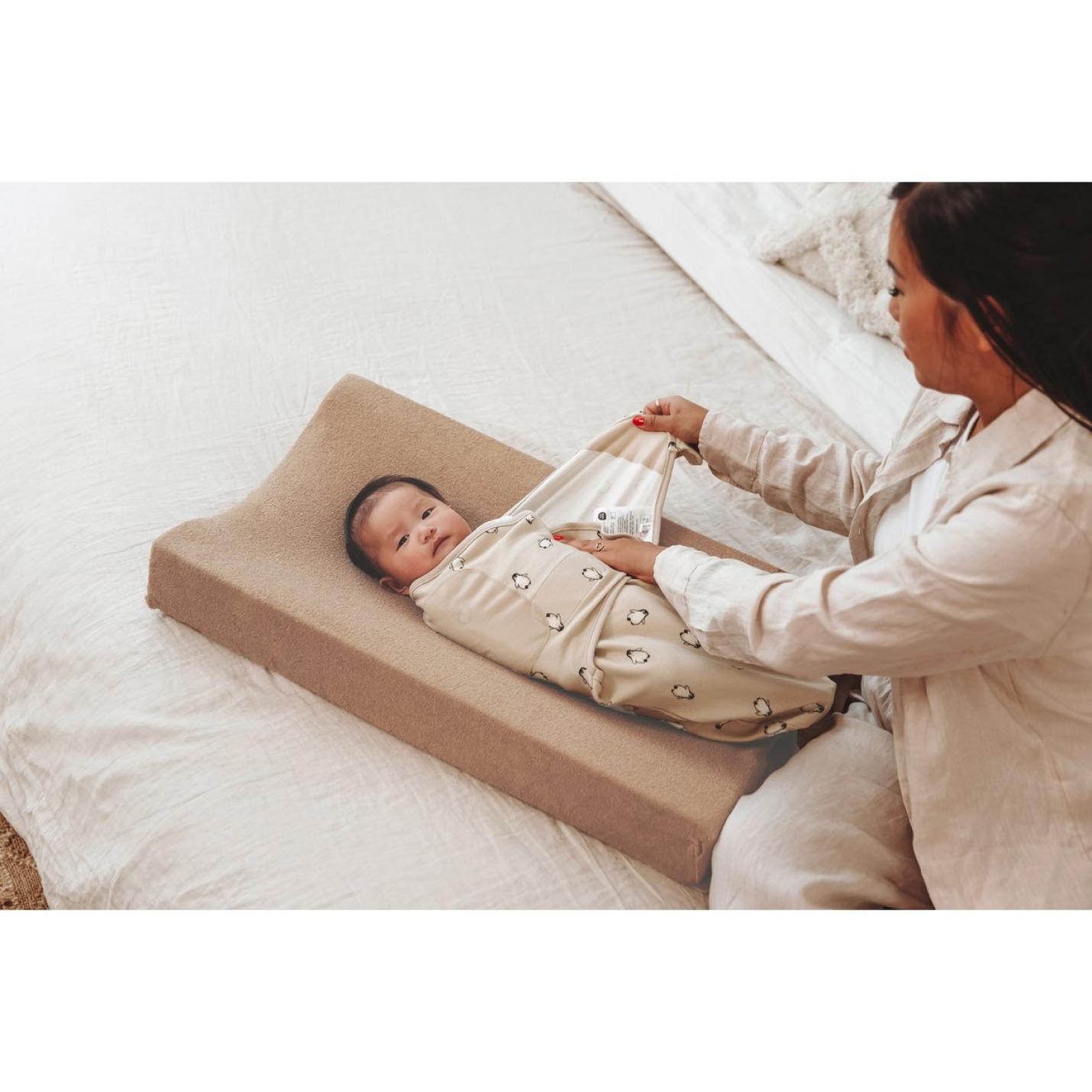 Meyco-Baby-Swaddle-inbakerdoek-1-pack-pinguïn-softsand-baby op aankleedkussen-2