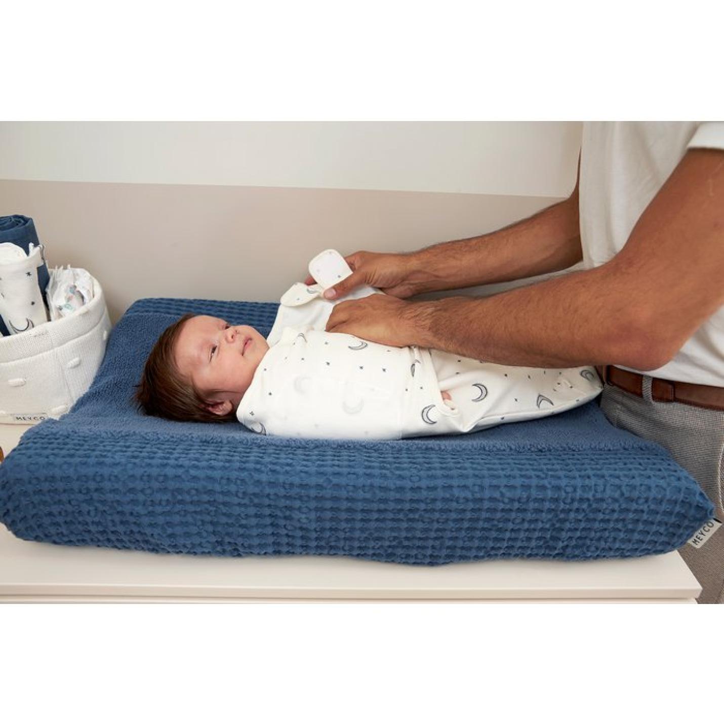 Meyco-Baby-Swaddle-inbakerdoek-1pack-Moon-indigo-baby op commode-1