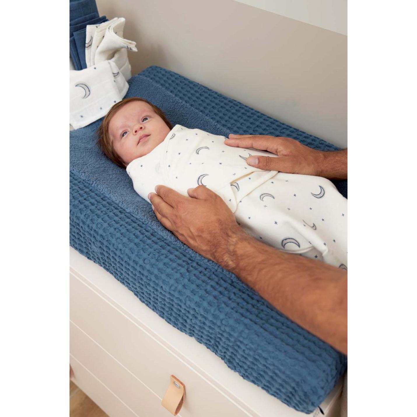 Meyco-Baby-Swaddle-inbakerdoek-1pack-Moon-indigo-baby op commode-2