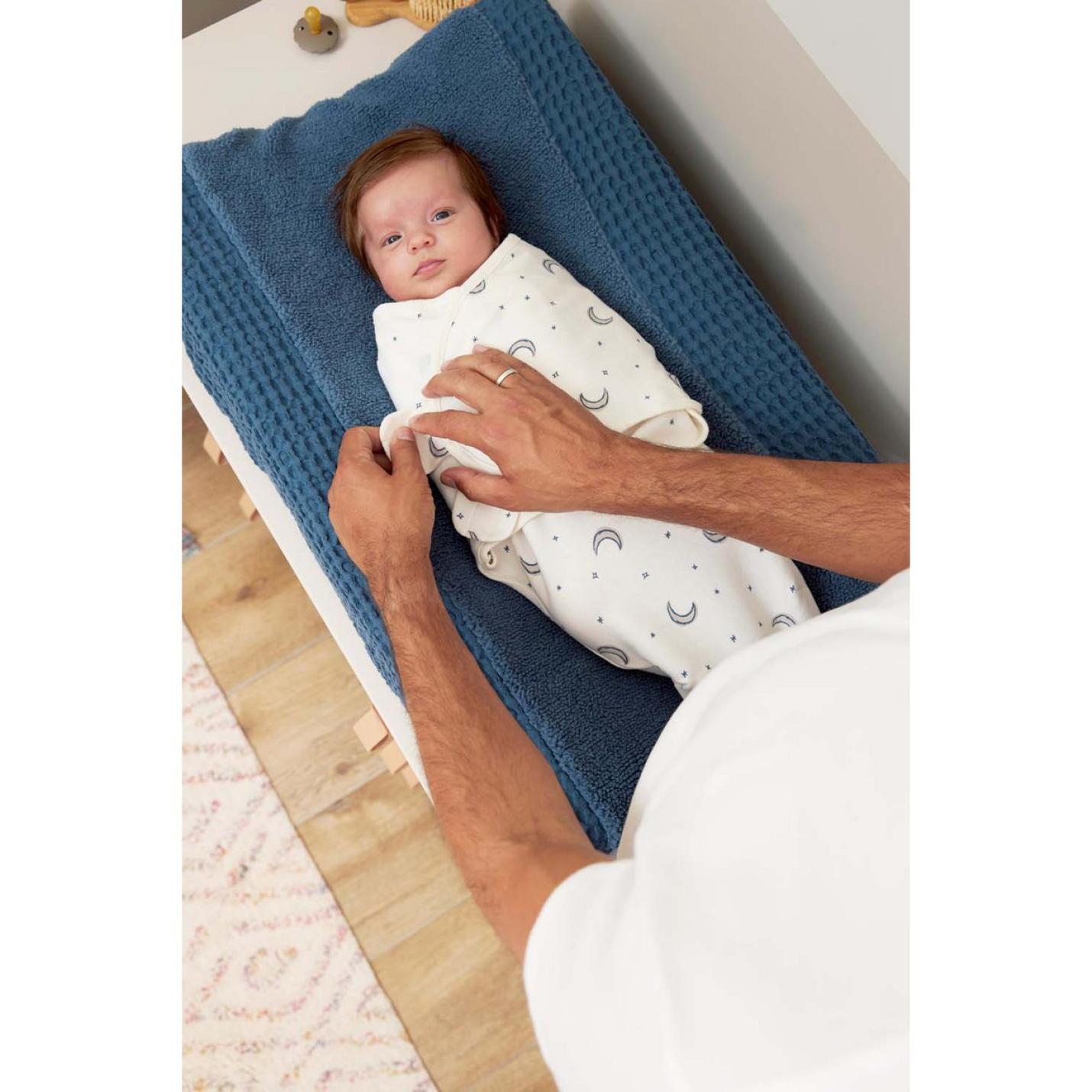 Meyco-Baby-Swaddle-inbakerdoek-1pack-Moon-indigo-baby op commode-3