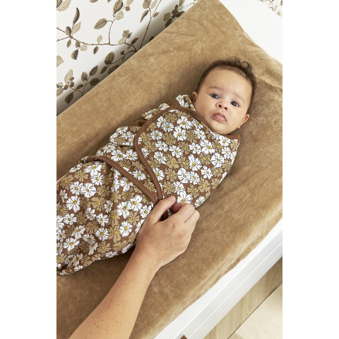 Meyco-Baby-Swaddle-inbakerdoek-1pack-vintage flower-chocolate-baby op commode