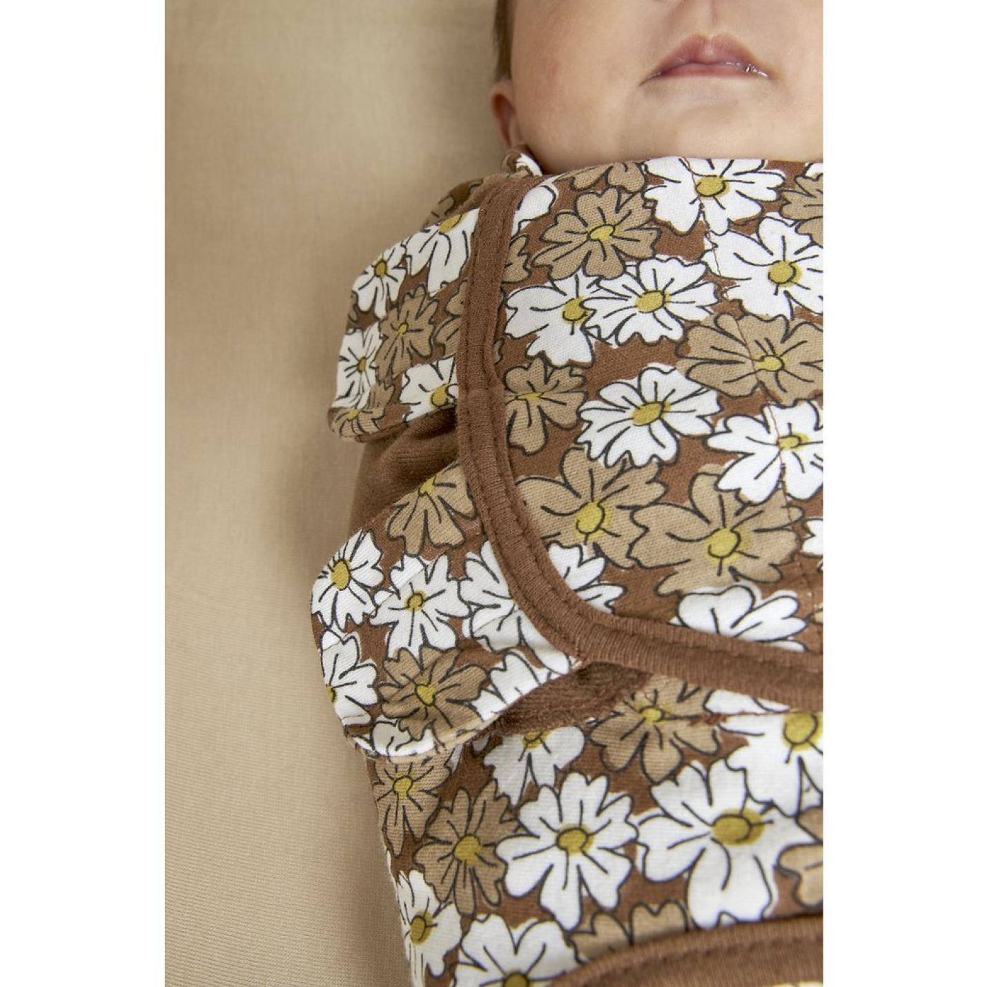 Meyco-Baby-Swaddle-inbakerdoek-1pack-vintage flower-chocolate-detailfoto