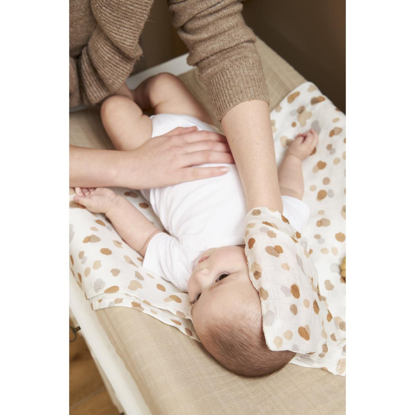 Meyco-baby-hydrofiel-stains-17x20- washandjes-3pack-sand-baby op commode