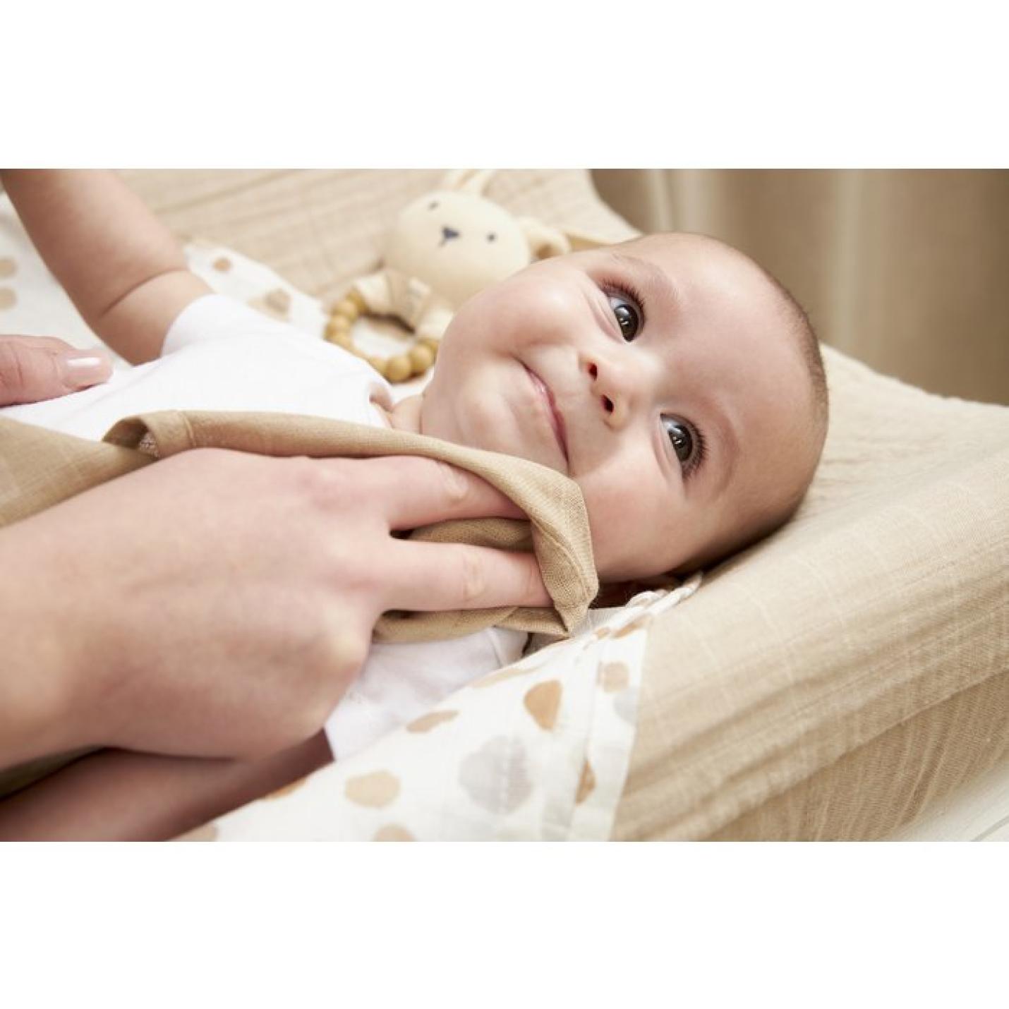Meyco-baby-hydrofiel-stains-sand-baby op commode