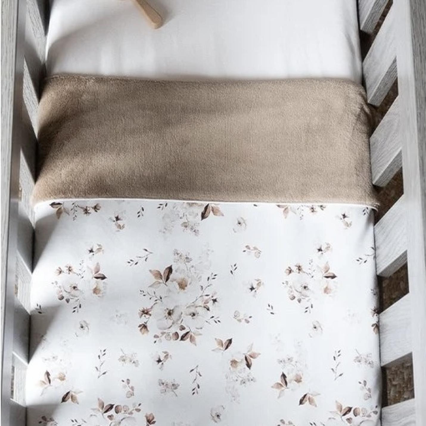 Wieg deken magnolia teddy bruin is een babydeken met aan 1 kant bruin teddy stof en de andere kant is off white met magnolia bloemen