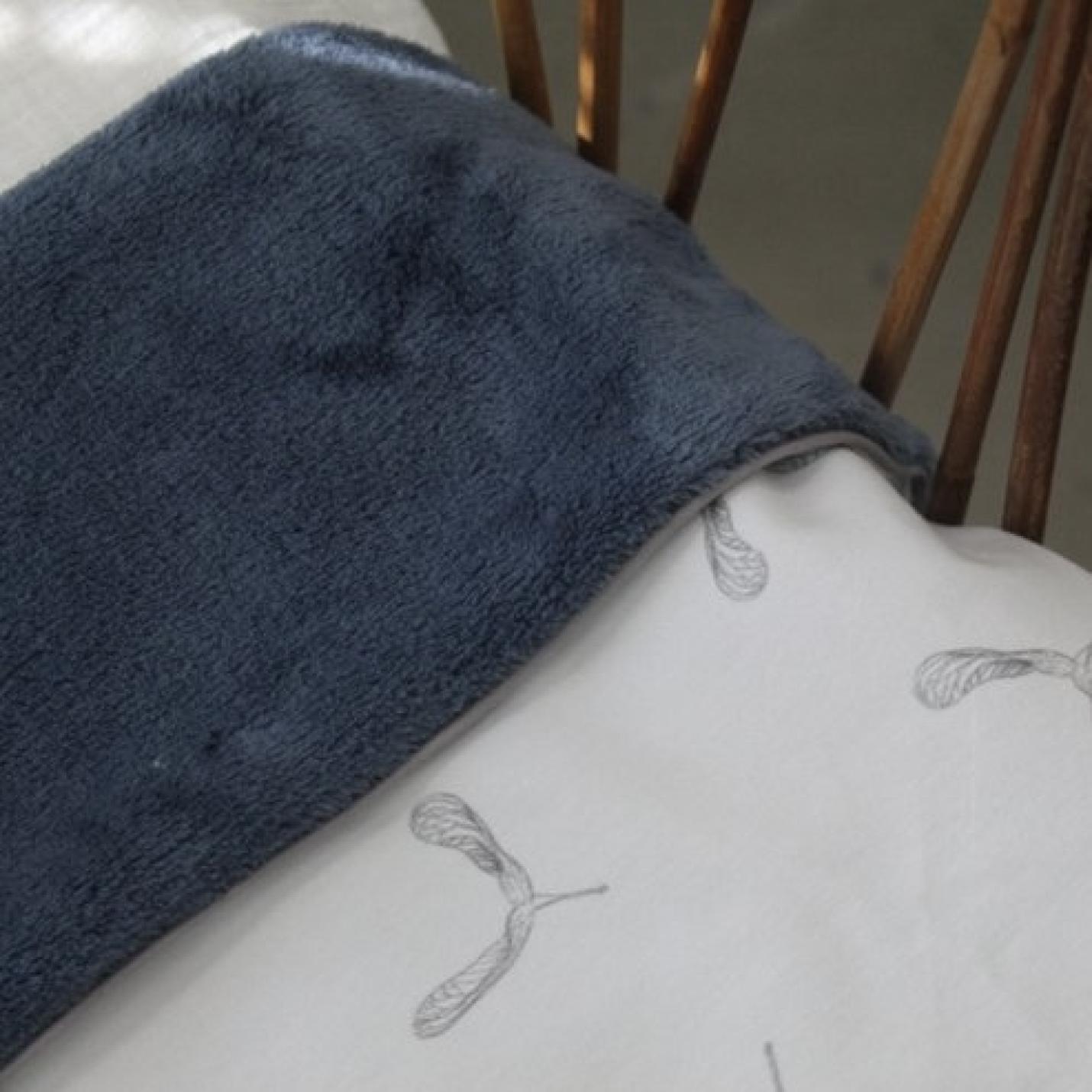 Wiegdeken propeller teddy blauw is een babydeken aan 1kant teddy blauw stof en andere kant off white met grijze propellers