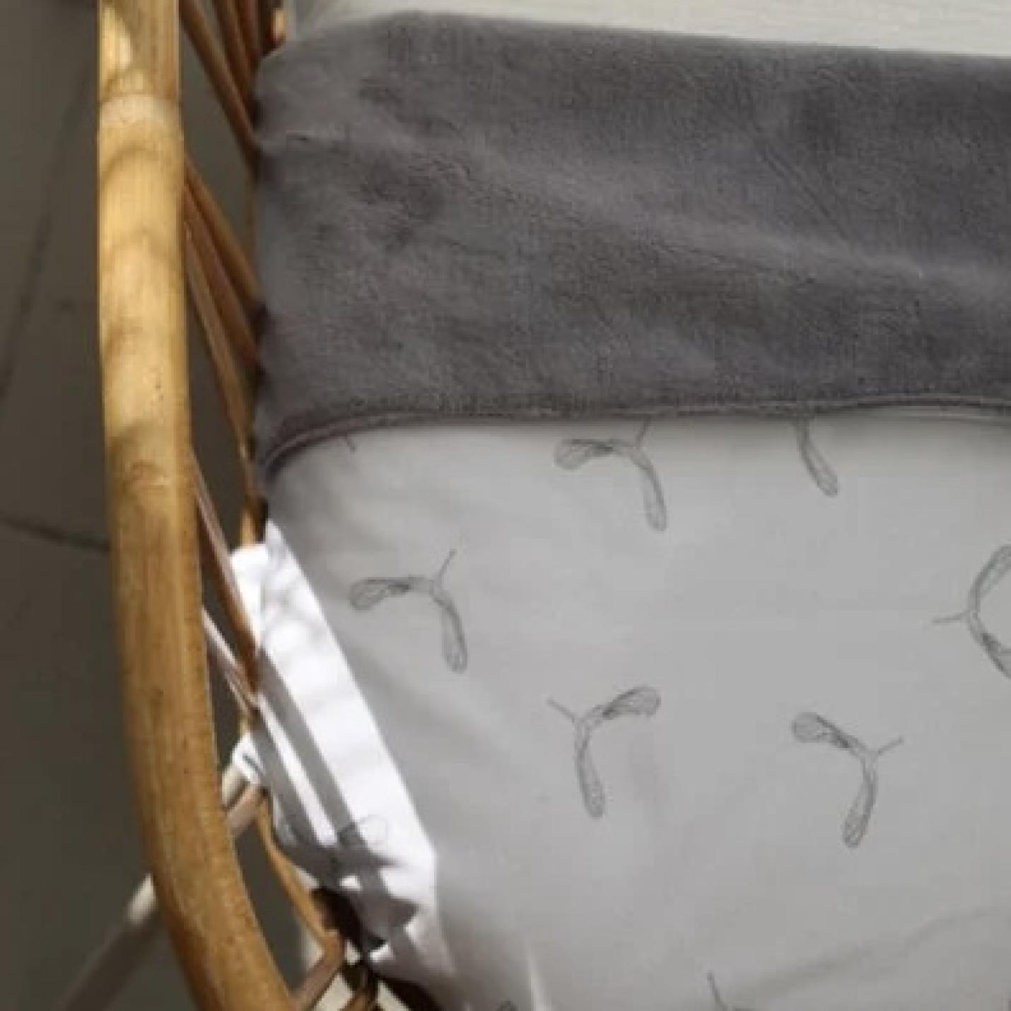 Wiegdeken propeller teddy grijs is een babydeken met aan 1 kant teddy grijs stof en andere kant is off white met grijze propellers