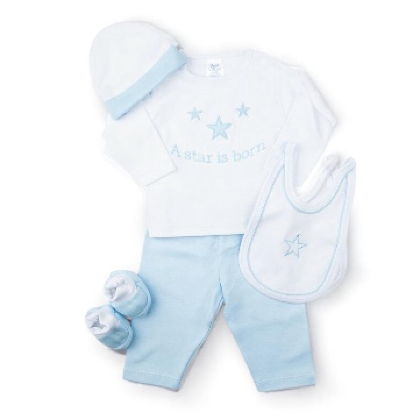 Giftset Star Blauw is een 5 gelige kledingset van een baby shirt, broekje, slab, mutsje en slofjes in blauw met wit