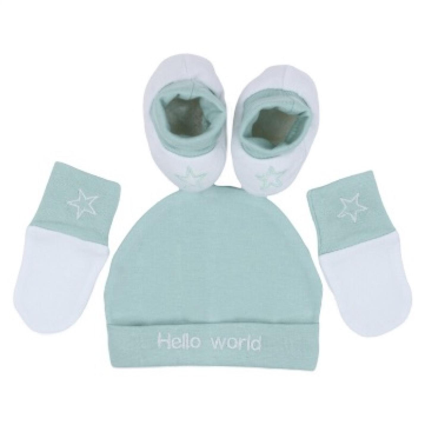 Giftset Hello World Groen is een set van witte kraantjes en slofjes met groene rand en groen mutsje met tekst