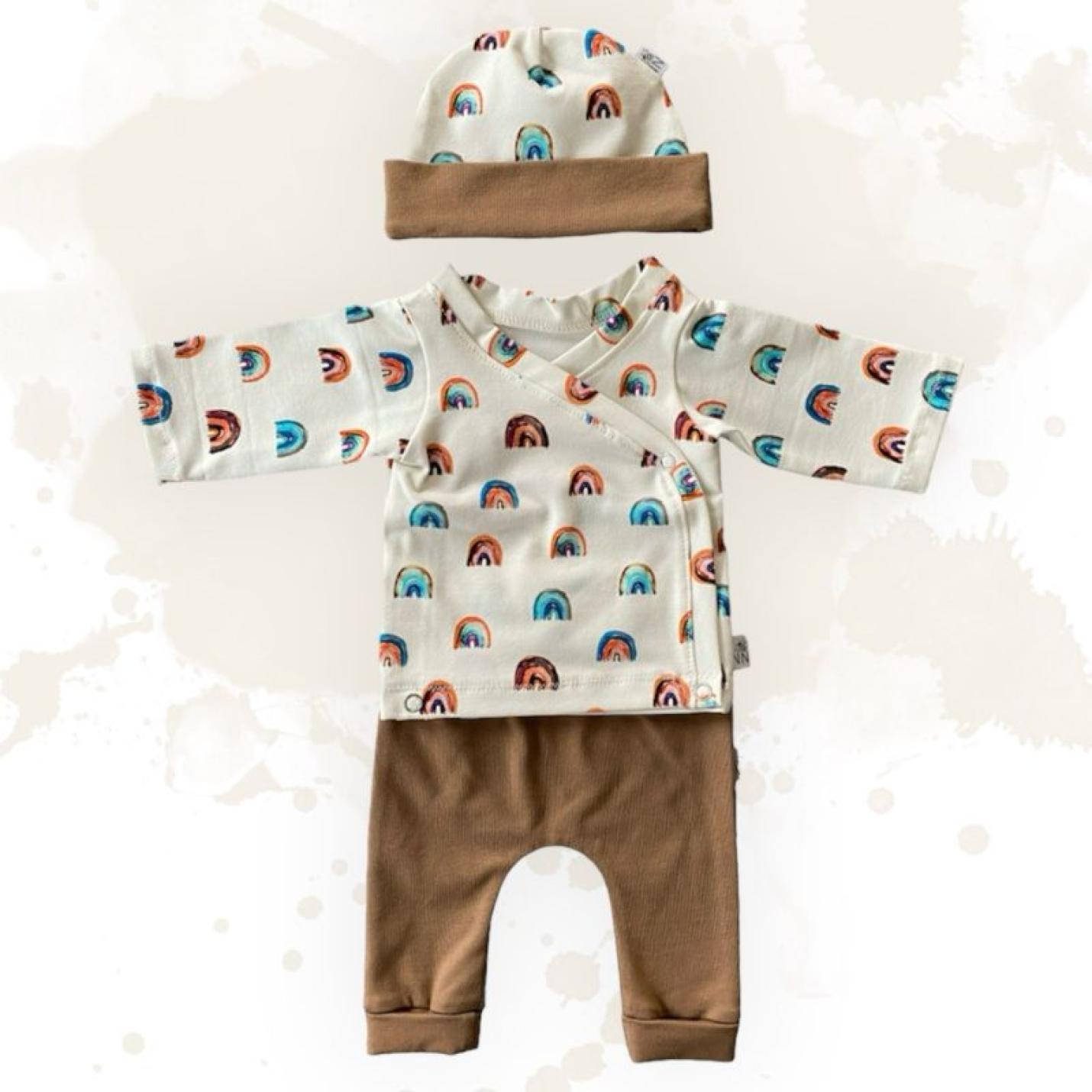 Kleding set Regenbogen is een off white overslagshirtje met bruin, blauw, orange, roest en creme regenbogen en een bruin broekje