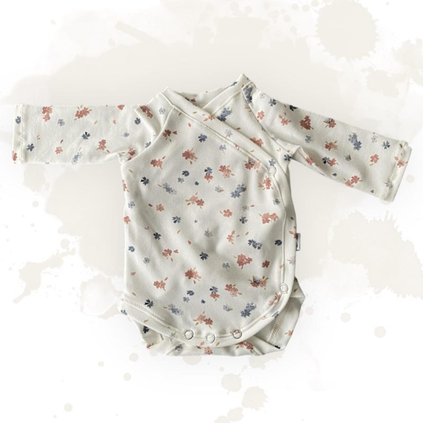 Overslagromper Bloemen lange mouwen is ecru kleur rode en blauwe bloemen en drukknoopjes