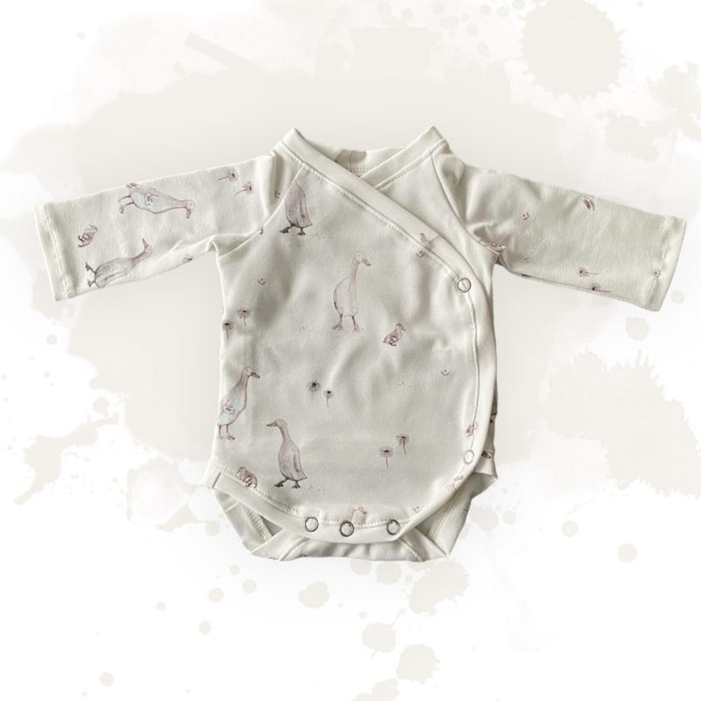 Overslagromper Ganzen lange mouwen is off-white kleine grijze ganzen op de hele romper sluit met drukknoopjes