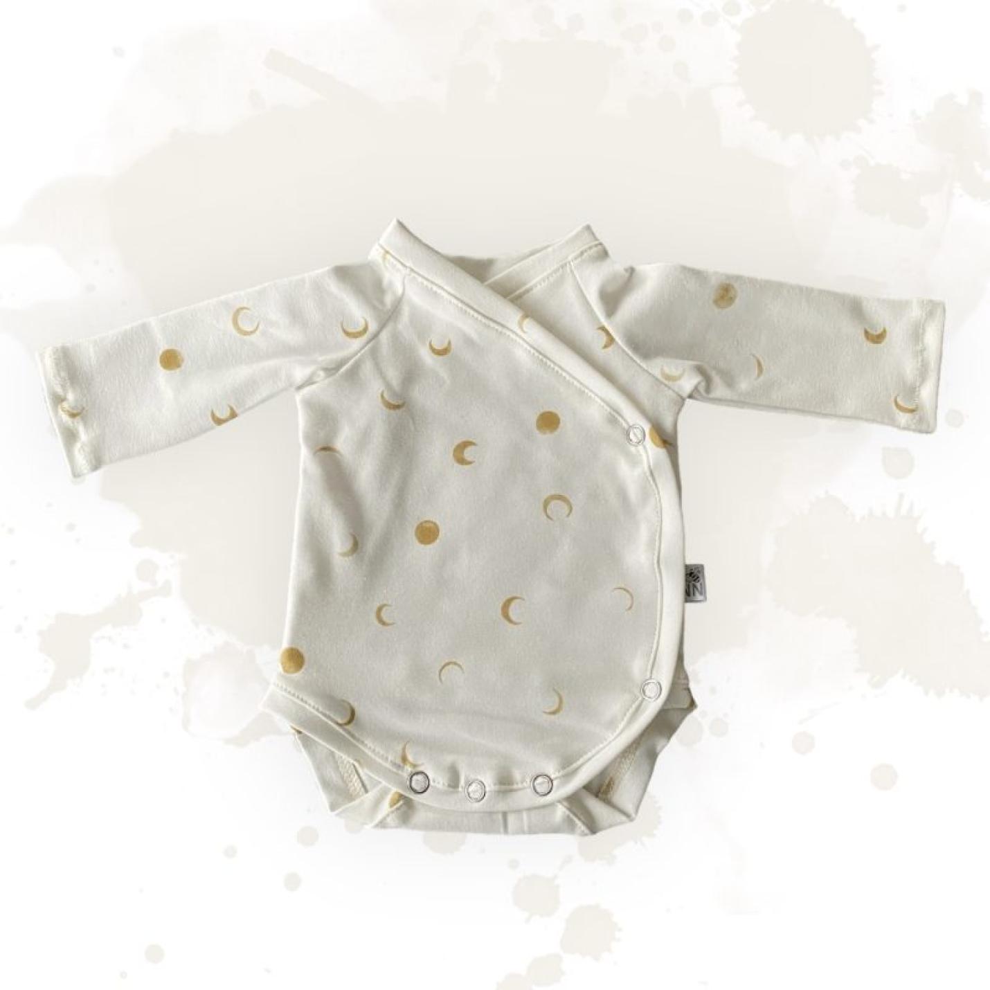 Overslagrompertje Maantjes lange mouwen is ecru kleur met gele maantjes rond en schilvorm sluit met drukknopjes