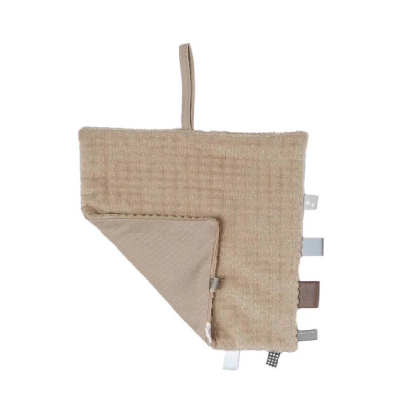 Knuffellabeldoekje Sand is een vierkant doekje sand kleur met 8 verschillende maten en kleuren labels met lus eraan voor een speen