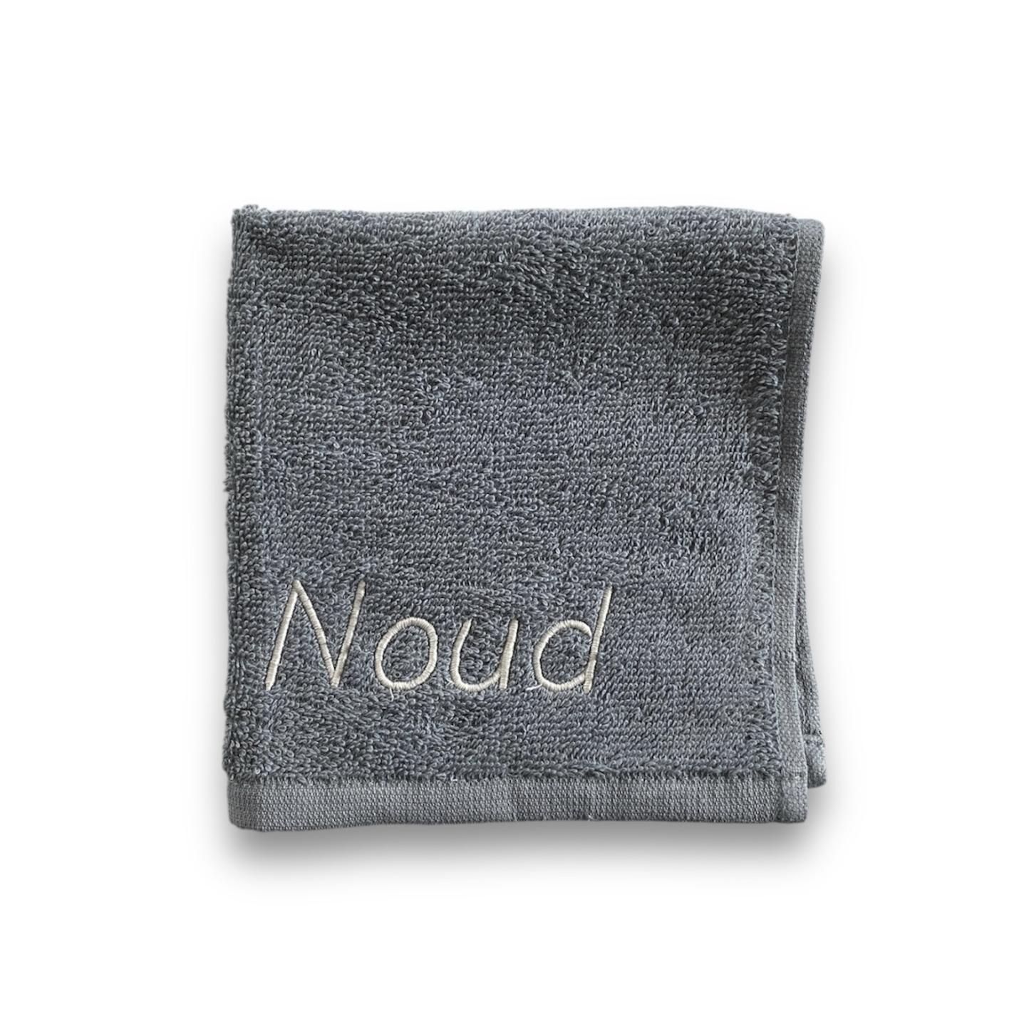 Spuugdoekje grijs geborduurd Noud