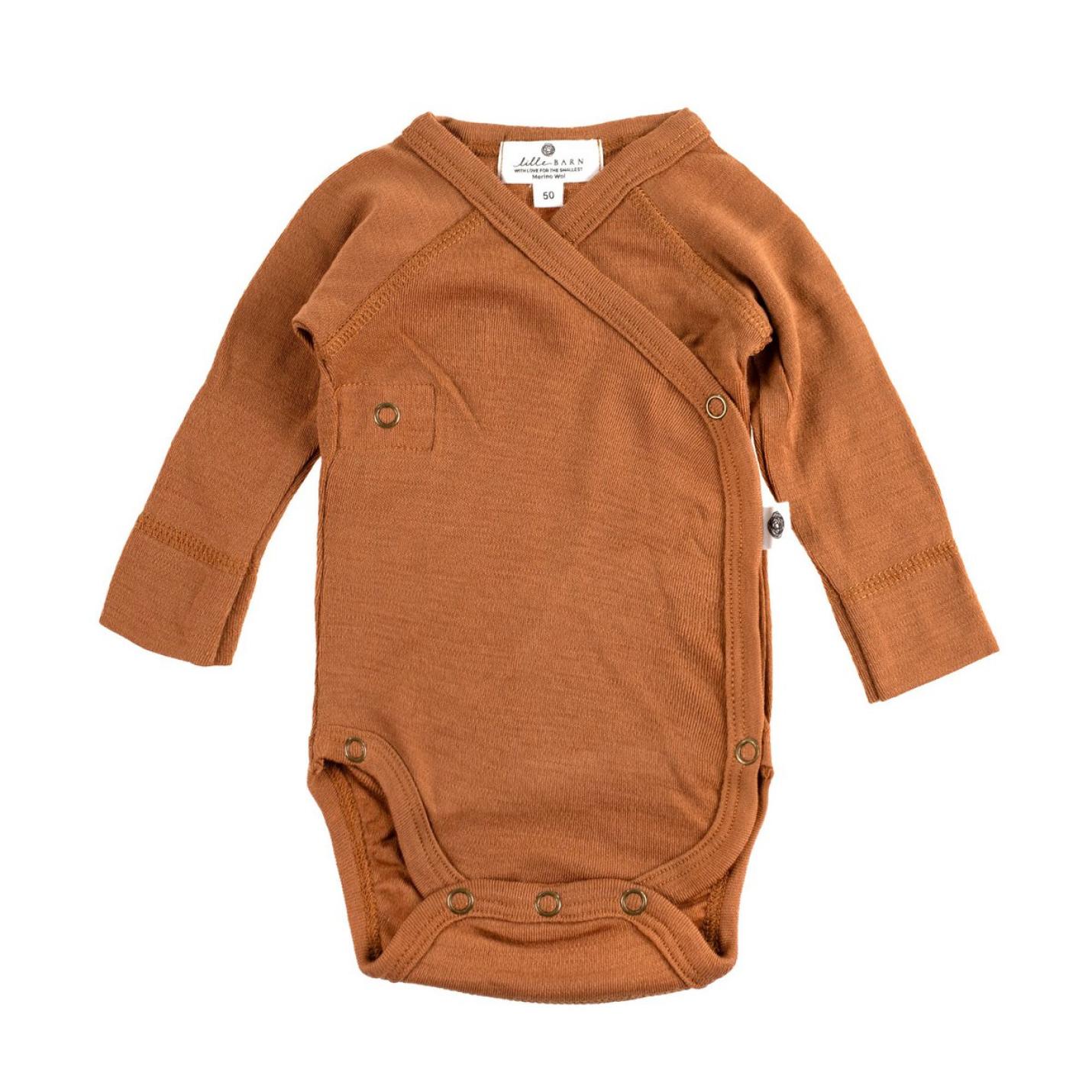 Overslag romper merinowol roest is een roest kleur baby romper met lange mouwen