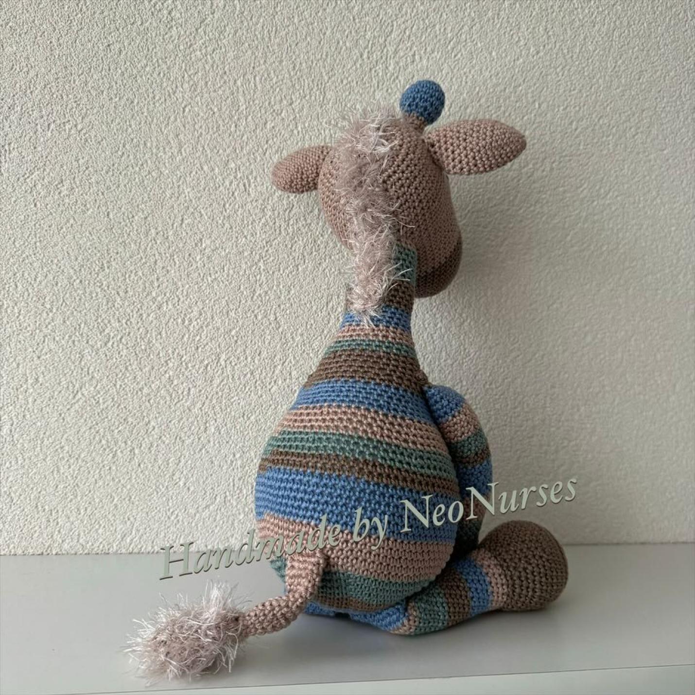 Giraf Gijs met strepen blauw-groen Gehaakte knuffel achterkant