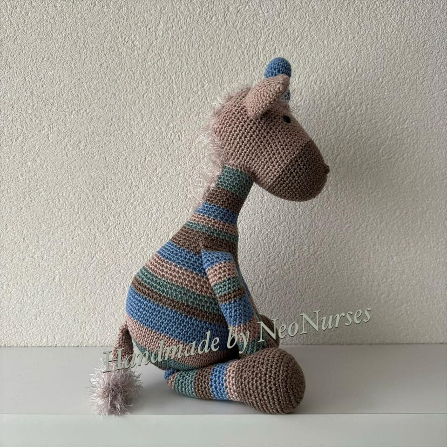 Giraf Gijs met strepen blauw-groen Gehaakte knuffel zijkant rechts