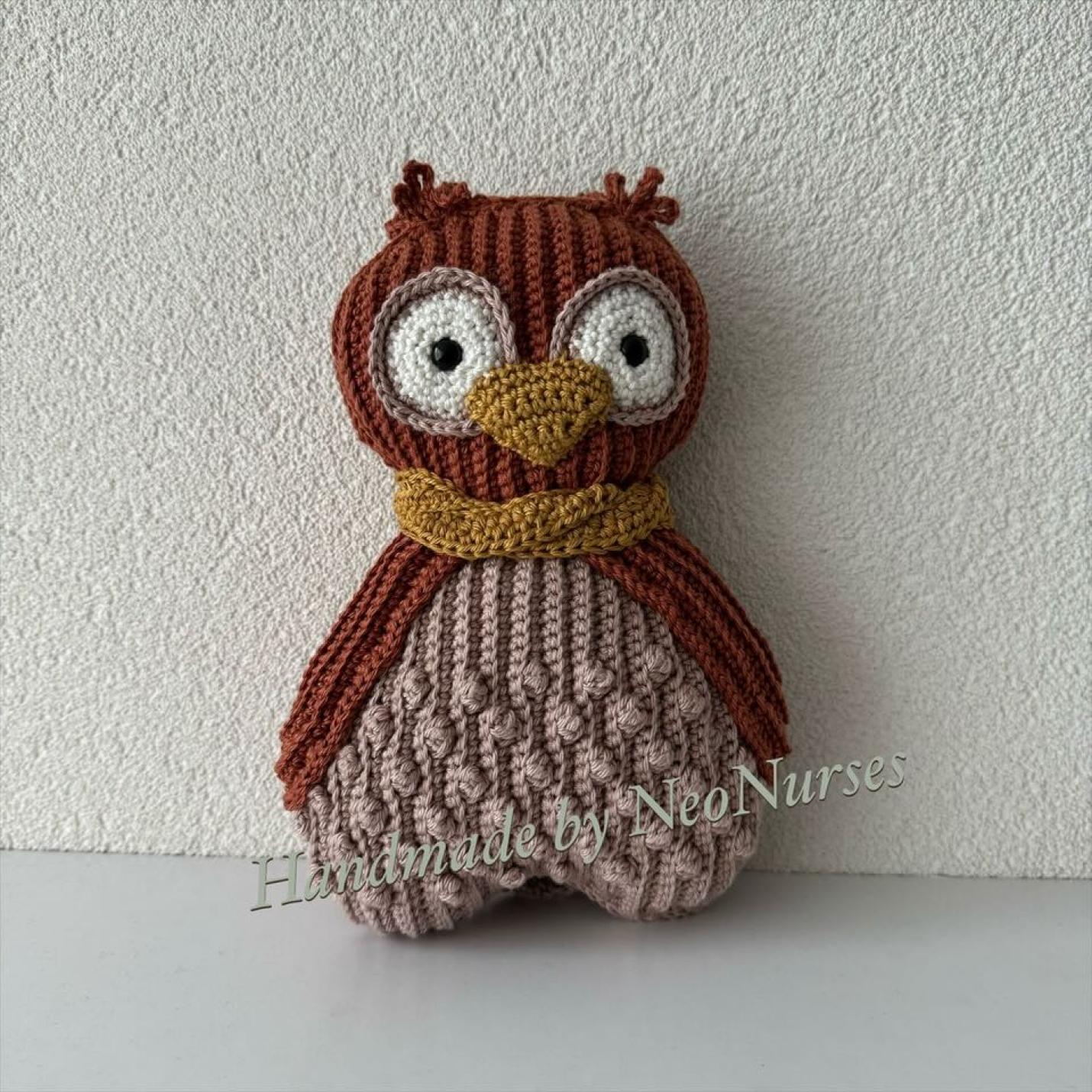 Ribblz Uil bruin gehaakte platte bruine uil met taupe buik en mosterd kleur sjaal en snavel oogjes rond wit met kringen eromheen taupe kleur
