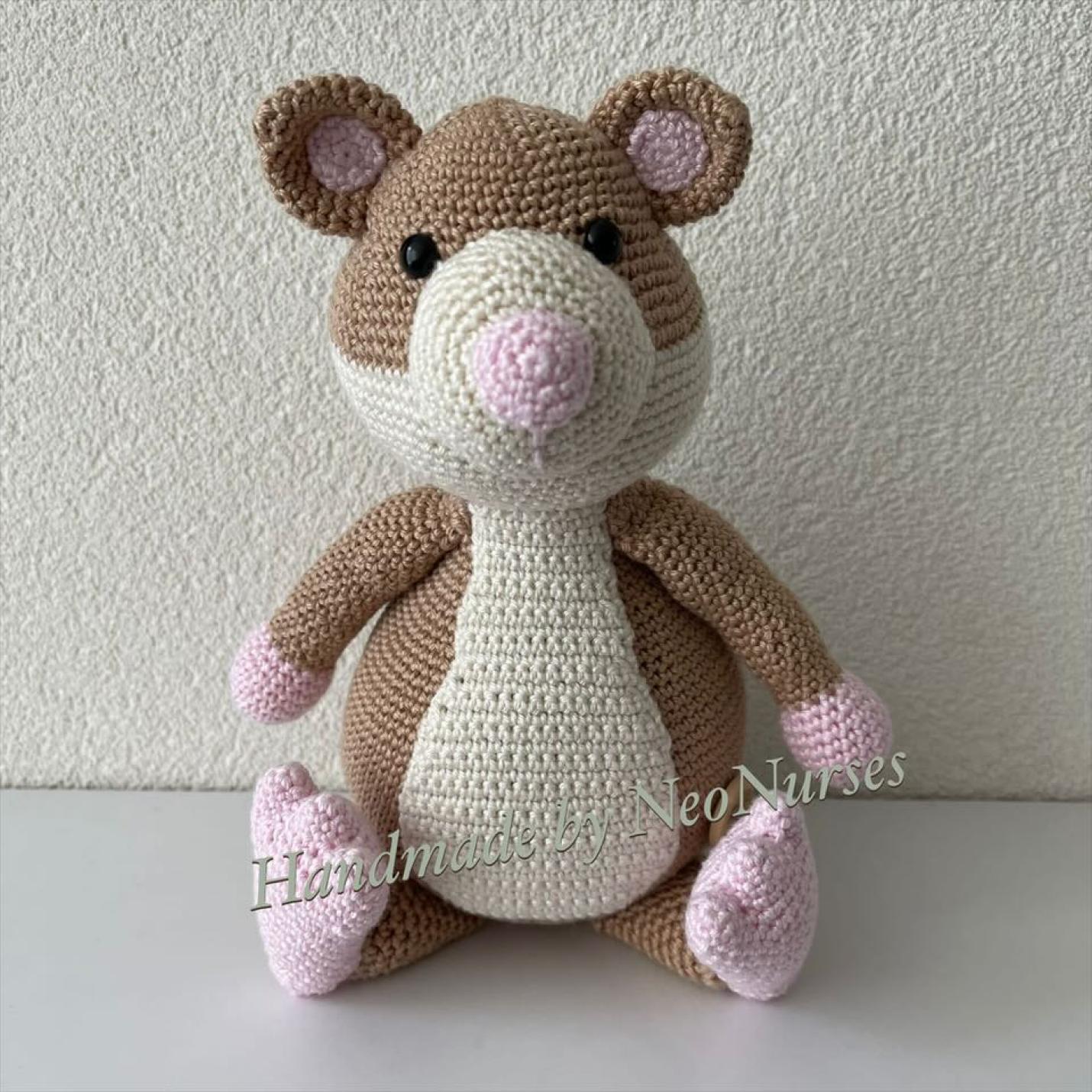 Hamster Cato Beige is beige gehaakte hamster met roze voeten, handen en binnenkant oren en ecru midden over buik, borst en onderkant gezicht