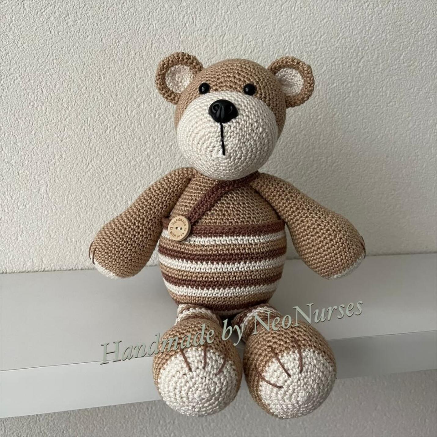 Beer Bram Beige is gehaakte beige beer met ecru voetzolen, handpalmen, ronde neus en mond en binnenkant oren en gestreepte broek kleur bruin, ecru, beige
