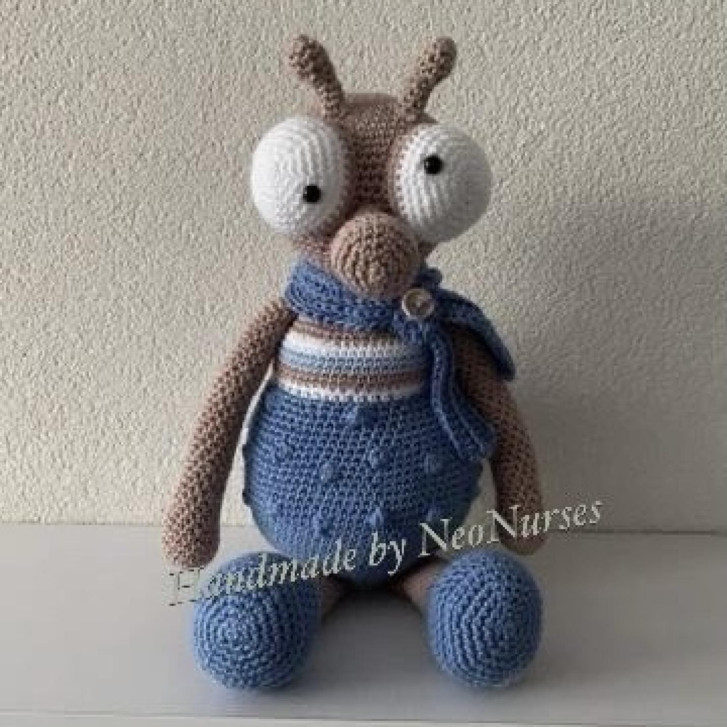 Vlieg Victor is gehaakte taupe zittende vlieg met gestreept shirt groen, wit, bruin en vleugels en blauw tuinpak en sjaal