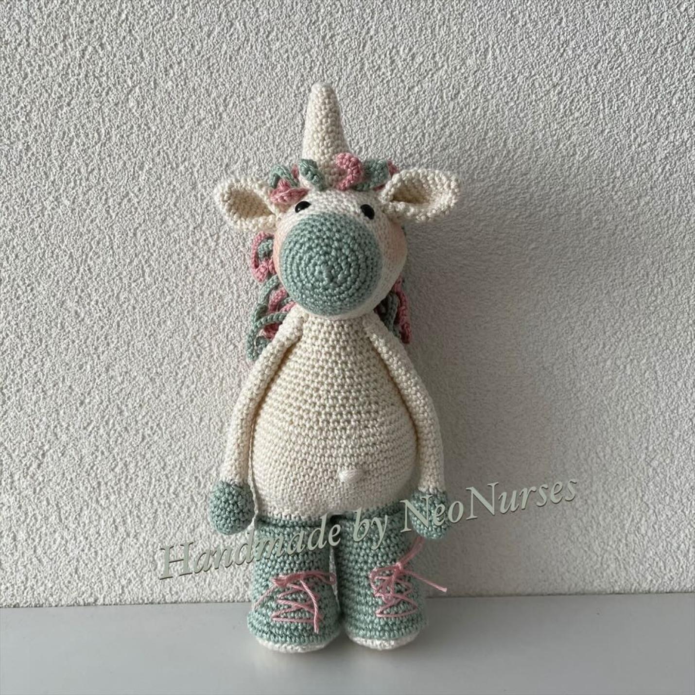 Eenhoorn Jolly Off-White is gehaakte eenhoorn off-white met eenhoorn punt met groen schoenen met roze veters, groene handen, groene neus en roze, groen manen