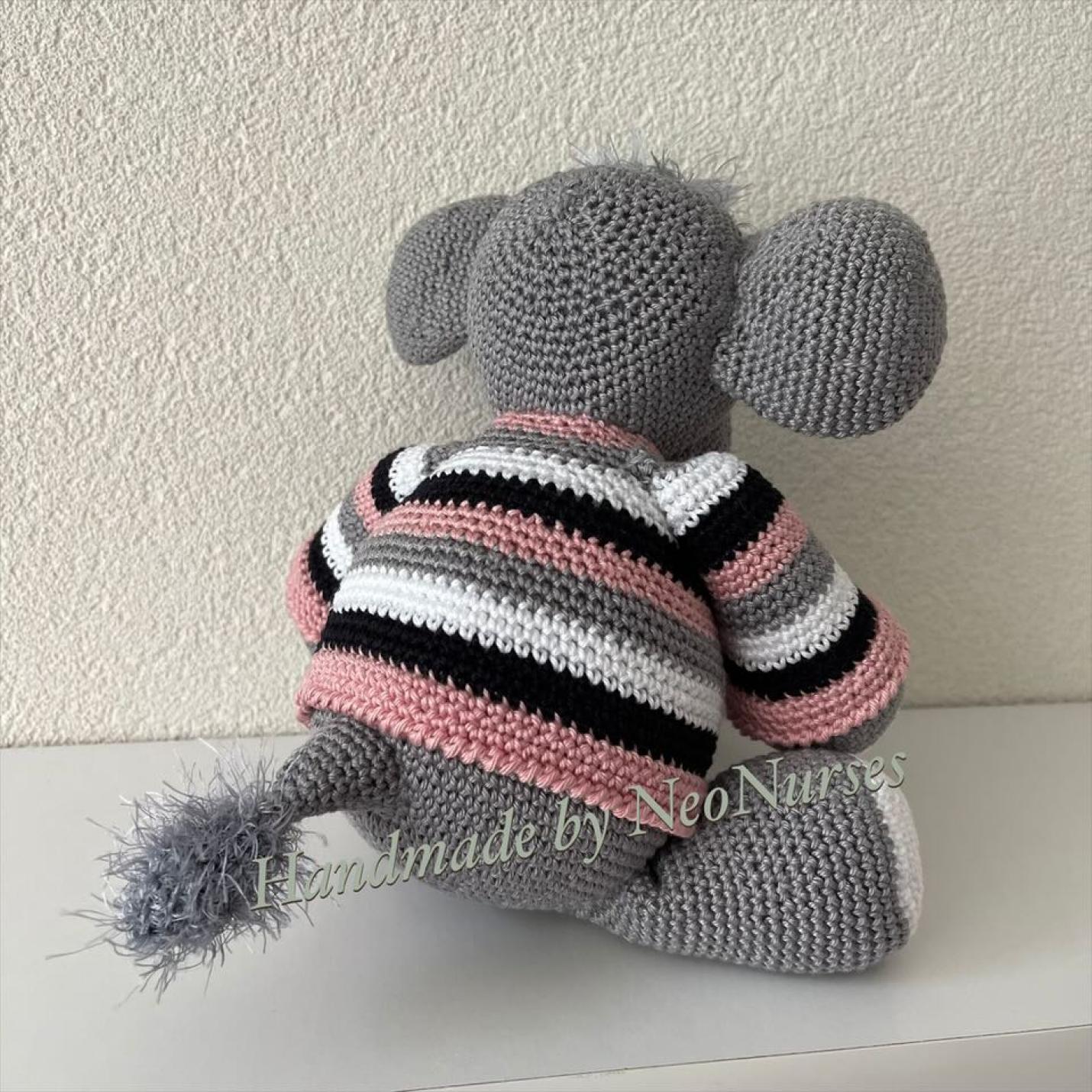 Olifant-Otto-grijs-roze-gestreepte-trui-3-NeoNurses