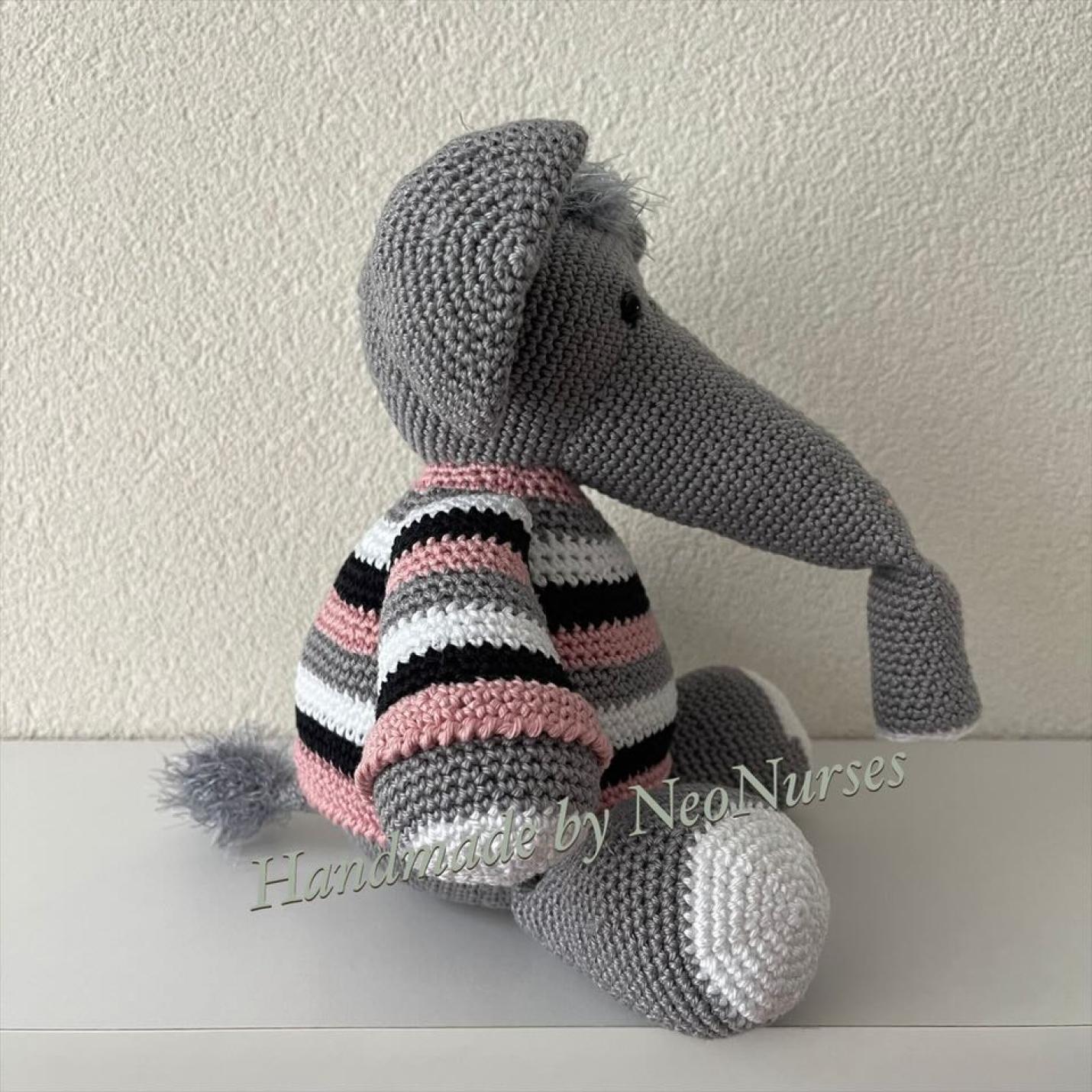 Olifant-Otto-grijs-roze-gestreepte-trui-2-NeoNurses