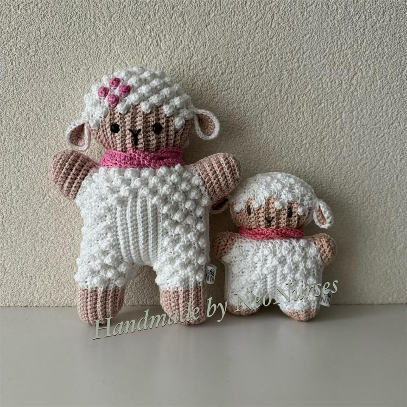 Ribblz Lammetje met mini lammetje wit-roze Gehaakte knuffel voorkant