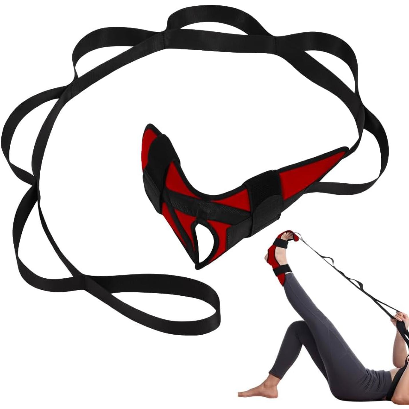 Een persoon demonstreert het gebruik van de rood-zwarte voetenrek genaamd "Vergroot je flexibiliteit en voorkom blessures met deze yoga-stretchband! 🧘‍♀️💪" door aan de riemen te trekken om het been te strekken terwijl hij ligt.
