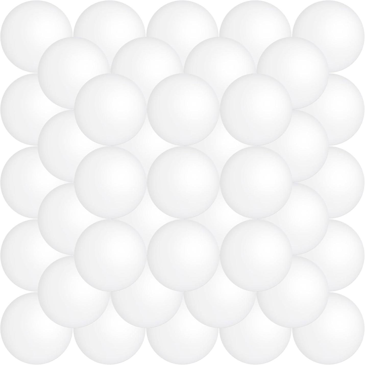 Een raster van 28 overlappende witte bollen, die doen denken aan de 🏓 ultieme pingpongballen voor bierpong, feesten en tafeltennis 🍻, gerangschikt in een perfect vierkant op een onberispelijk witte achtergrond.