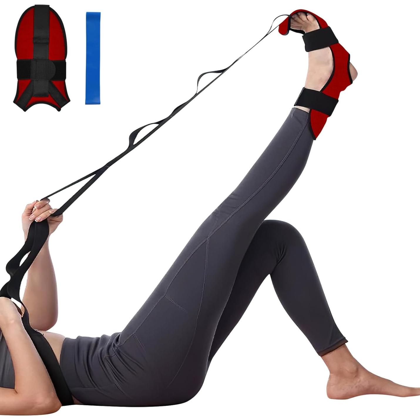 Persoon die zijn been naar boven strekt met de "Vergroot je flexibiliteit en voorkom blessures met deze yoga-stretchband! 🧘‍♀️💪", met een weerstandsband en hielsteun om de flexibiliteit te vergroten en blessures te voorkomen.