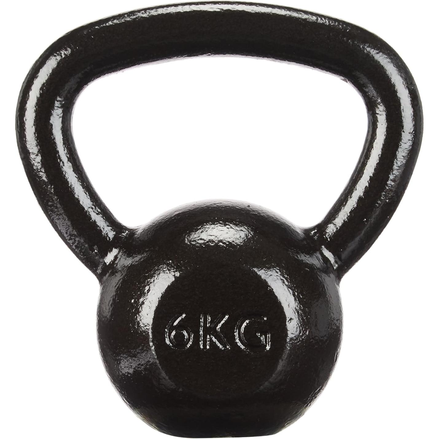 De strakke, zwarte 6 kg zware kettlebell schittert tegen de witte achtergrond, ideaal voor krachttraining thuis. 💪 Bouw kracht en uithoudingsvermogen met deze robuuste kettlebell!.