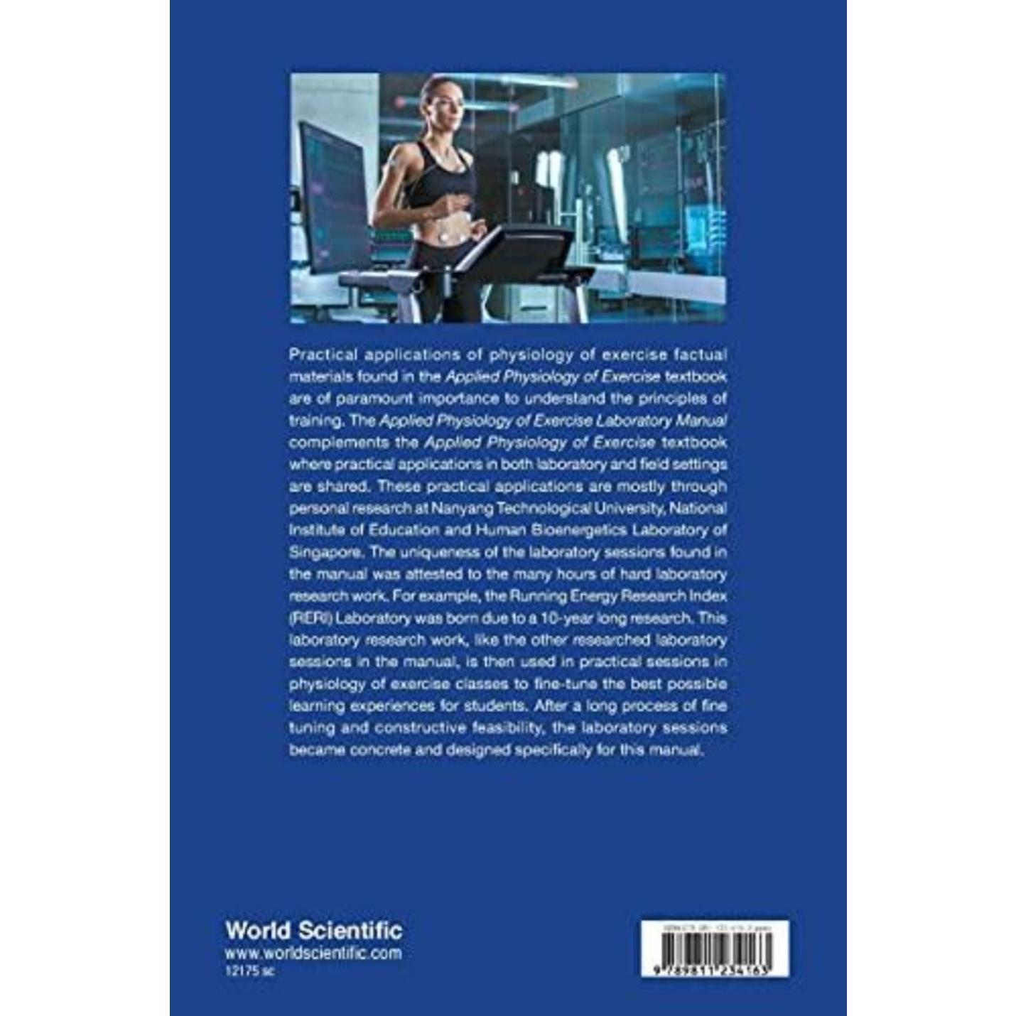 Achterkant van een leerboek met een vrouw die traint in een sportschool, met tekst die de focus van het boek beschrijft op de principes van de Applied Physiology of Exercise Laboratory Manual.