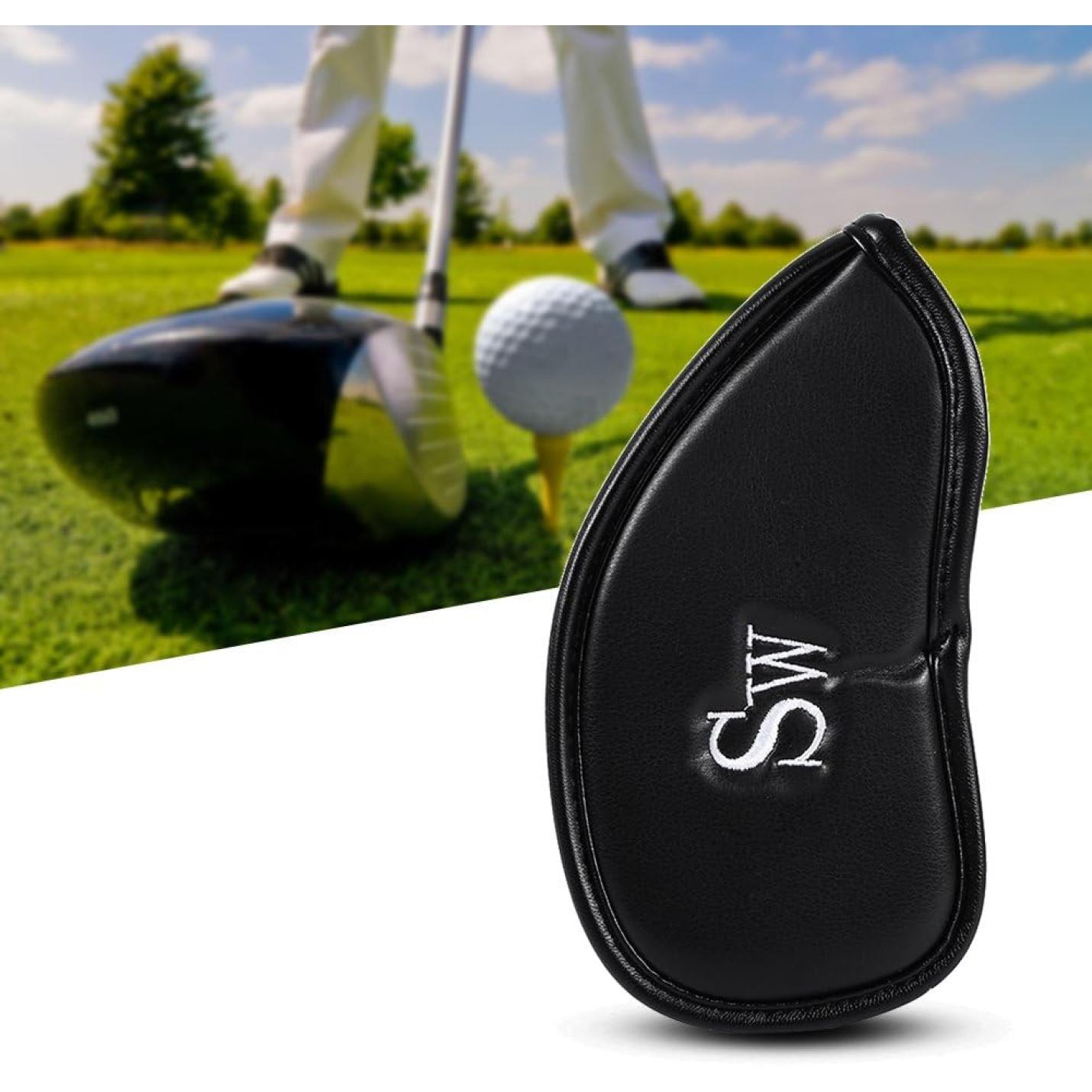 Op de voorgrond is een strakke PU-leer wedge club cover te zien met het opschrift "SW", terwijl een golfer zich op de achtergrond voorbereidt om te swingen op een tee. Deze luxe golf headcover voegt zowel bescherming als elegantie toe aan uw spel. 🏌️‍♂️ Bescherm je golfclubs in stijl!.