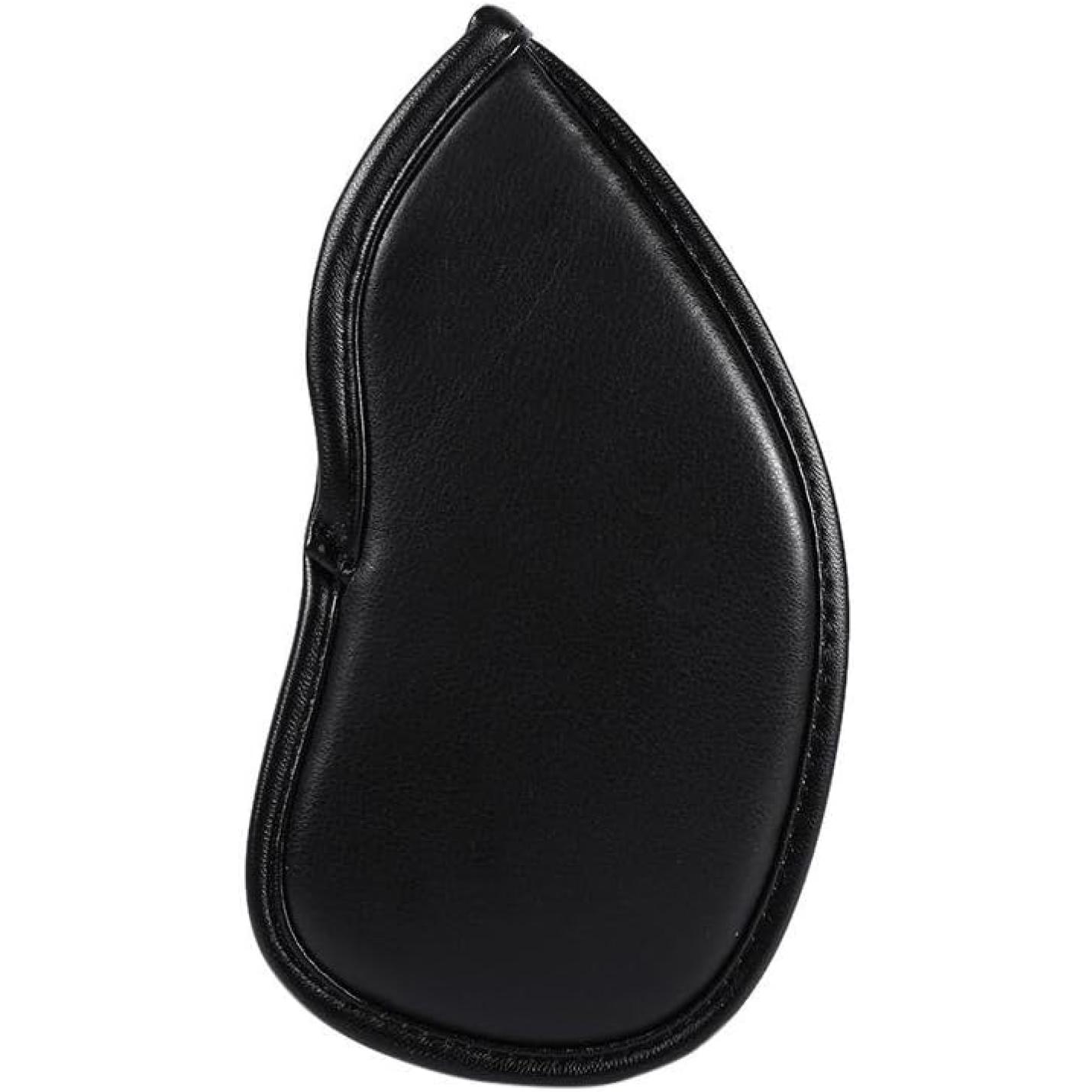 Een zwart leren ooglapje met een gebogen, druppelvormige vorm en gestikte randen, vergelijkbaar met de strakke stijl die te zien is bij luxe golfheadcovers zoals de "🏌️‍♂️ Bescherm je golfclubs in stijl met deze luxe golfheadcovers!.