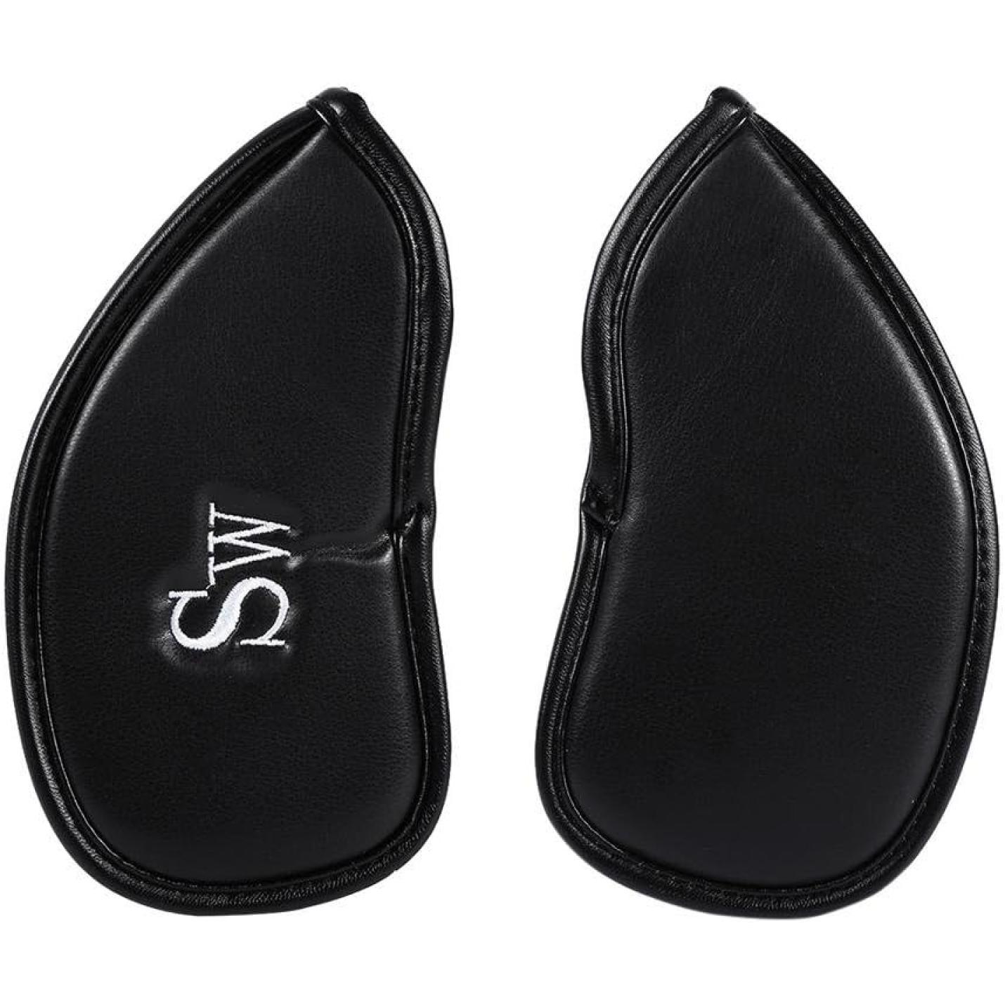 De set "🏌️‍♂️ Bescherm je golfclubs in stijl met deze luxe golf headcovers!" bestaat uit twee zwarte PU-leren pads met een gebogen vorm, gestikte randen en de letters "SW" geborduurd in het wit op één pad, wat stijlvolle bescherming biedt voor uw waardevolle clubs.