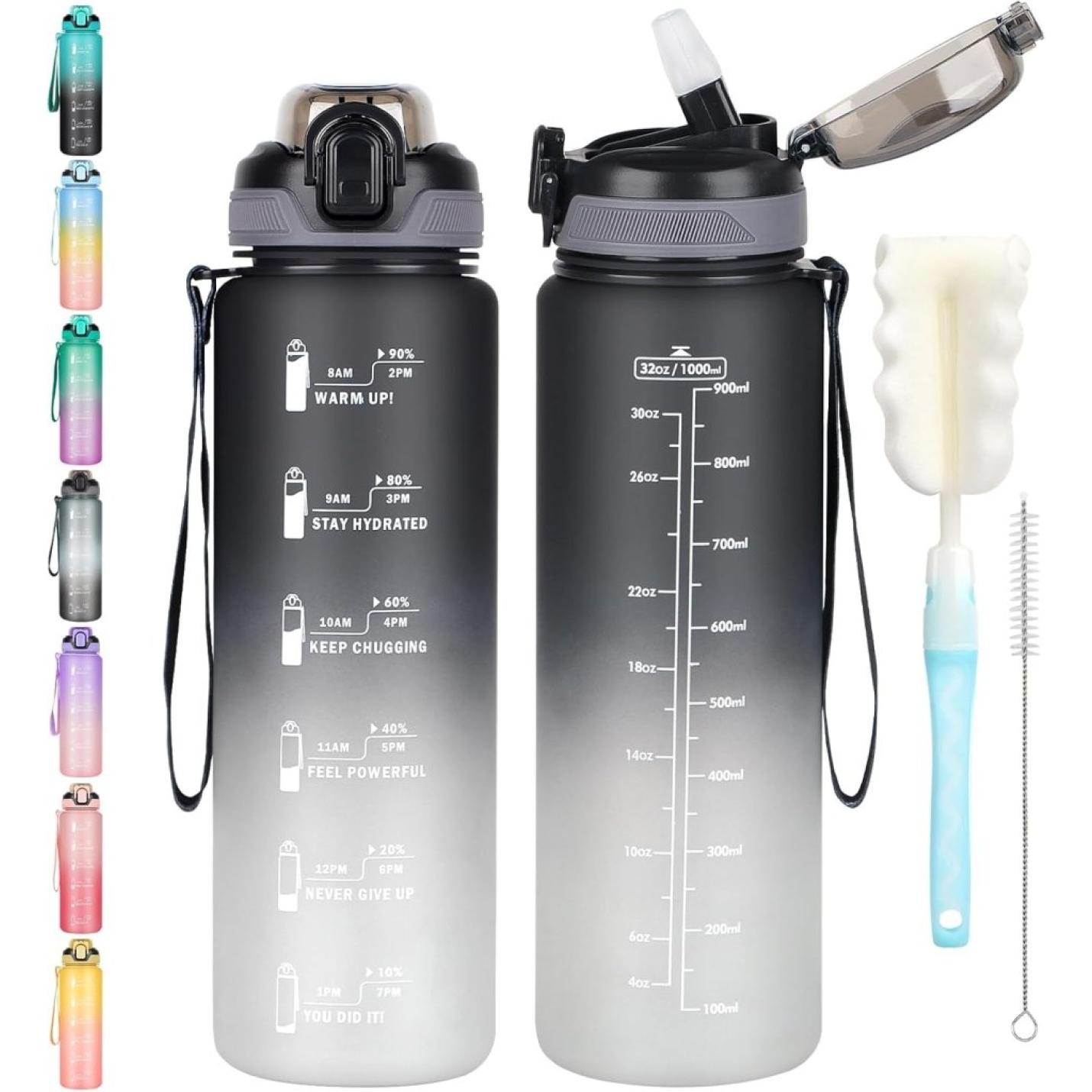 Twee 32oz grijze sportdrinkflessen met motiverende tijdmarkeringen, veilige deksels, drinkrietjes en draagriemen. Inclusief schoonmaakspons en rietjesborstel. Blijf de hele dag gehydrateerd! Blijf gehydrateerd met deze leidende sportdrinkfles! 💦🏋️‍♂️.
