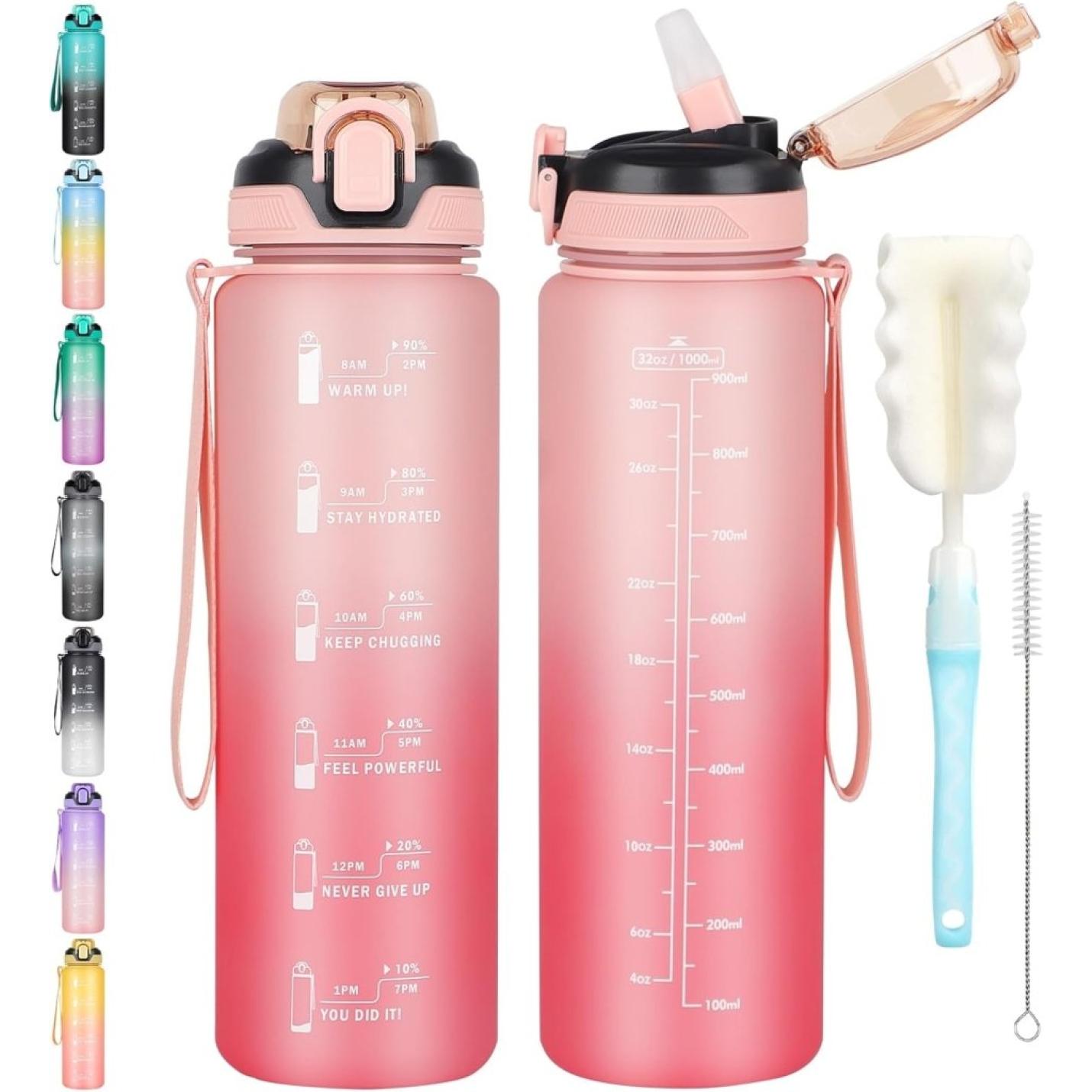 Ontvang twee roze gradient Blijf gehydrateerd sportdrinkflessen met tijdmarkeringen en motiverende zinnen, met flip-top deksels, rietjes, draagriemen, plus een schoonmaakborstel en spons. Extra kleuren beschikbaar om je de hele dag gehydrateerd te houden.