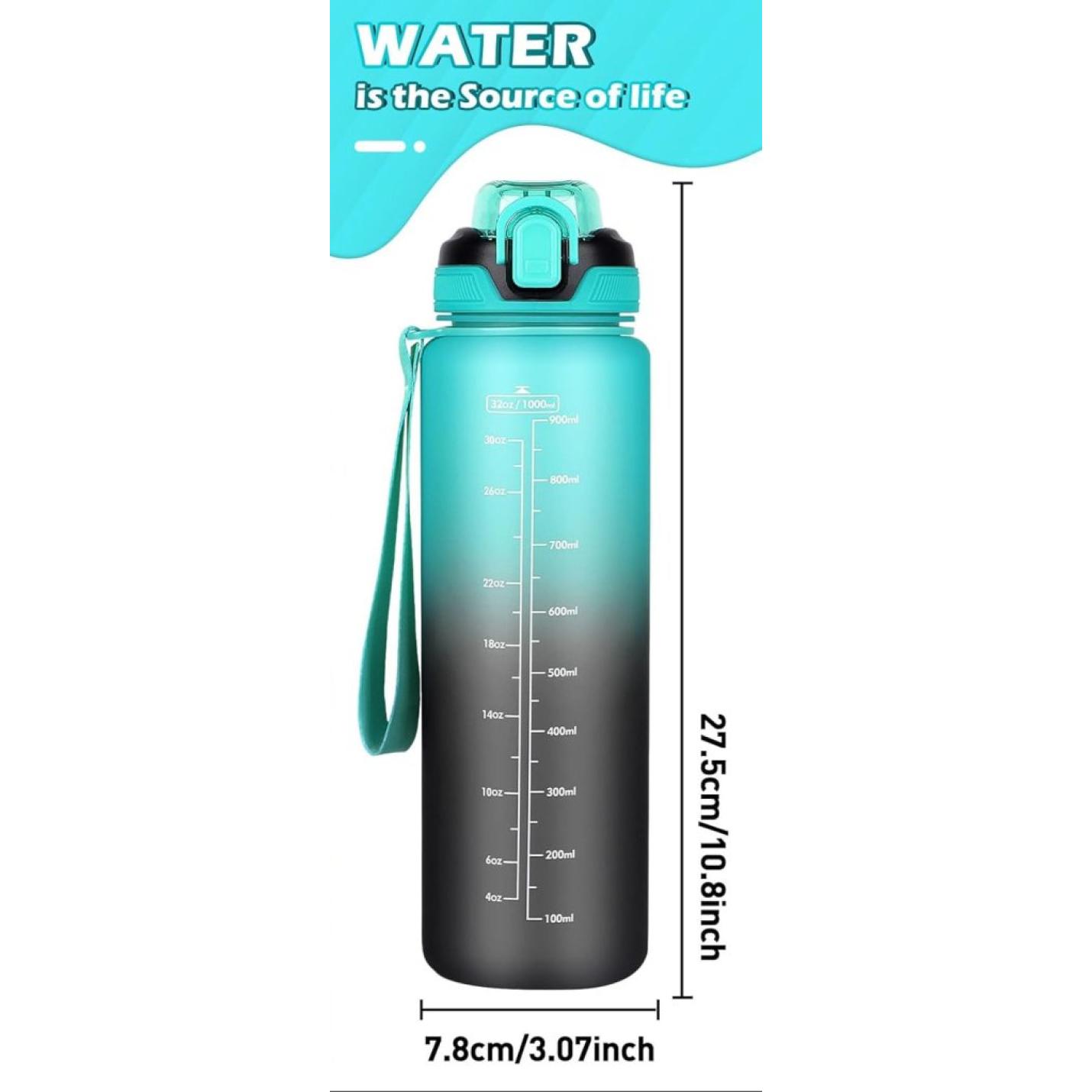 Een turkoois-zwart kleurverloop sportdrankfles met "Water is the Source of Life" tekst, draagriem, tijdmarkeringen van 100ml tot 1000ml. Productnaam: Blijf gehydrateerd met deze stimulerende sportdrinkfles! 💦🏋️‍♂️.