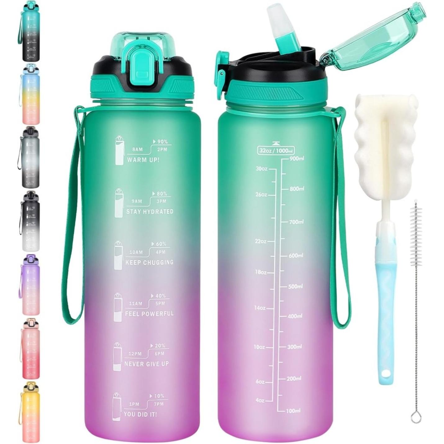 De "Blijf gehydrateerd met dezeleidende sportdrinkfles! 💦🏋️‍♂️" heeft twee gradiënt groen naar roze flessen met tijdsmarkeringen en flip-top doppen, plus een schoonmaakborstel, ideaal voor hydratatie. Verschillende kleinere gekleurde flessen worden ook aan de zijkant getoond.