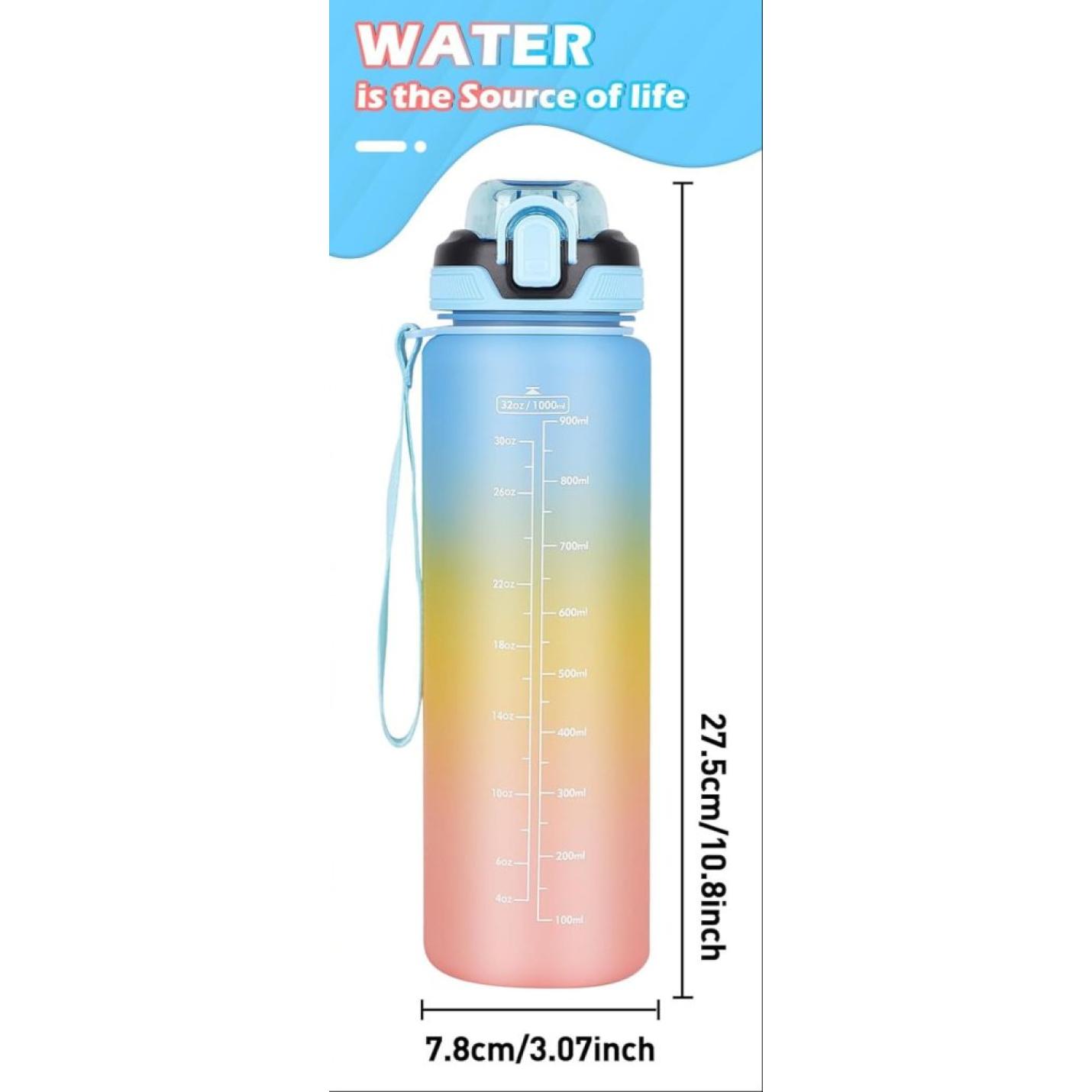 De Blijf gehydrateerd sportdrinkfles heeft een gradient design, maatmarkeringen, een flip-top deksel en een draagriem. Met afmetingen van 27,5 cm hoog en 7,8 cm breed, staat er "Water is the Source of Life" op, wat het perfect maakt om de hele dag gehydrateerd te blijven. 💦🏋️‍♂️.