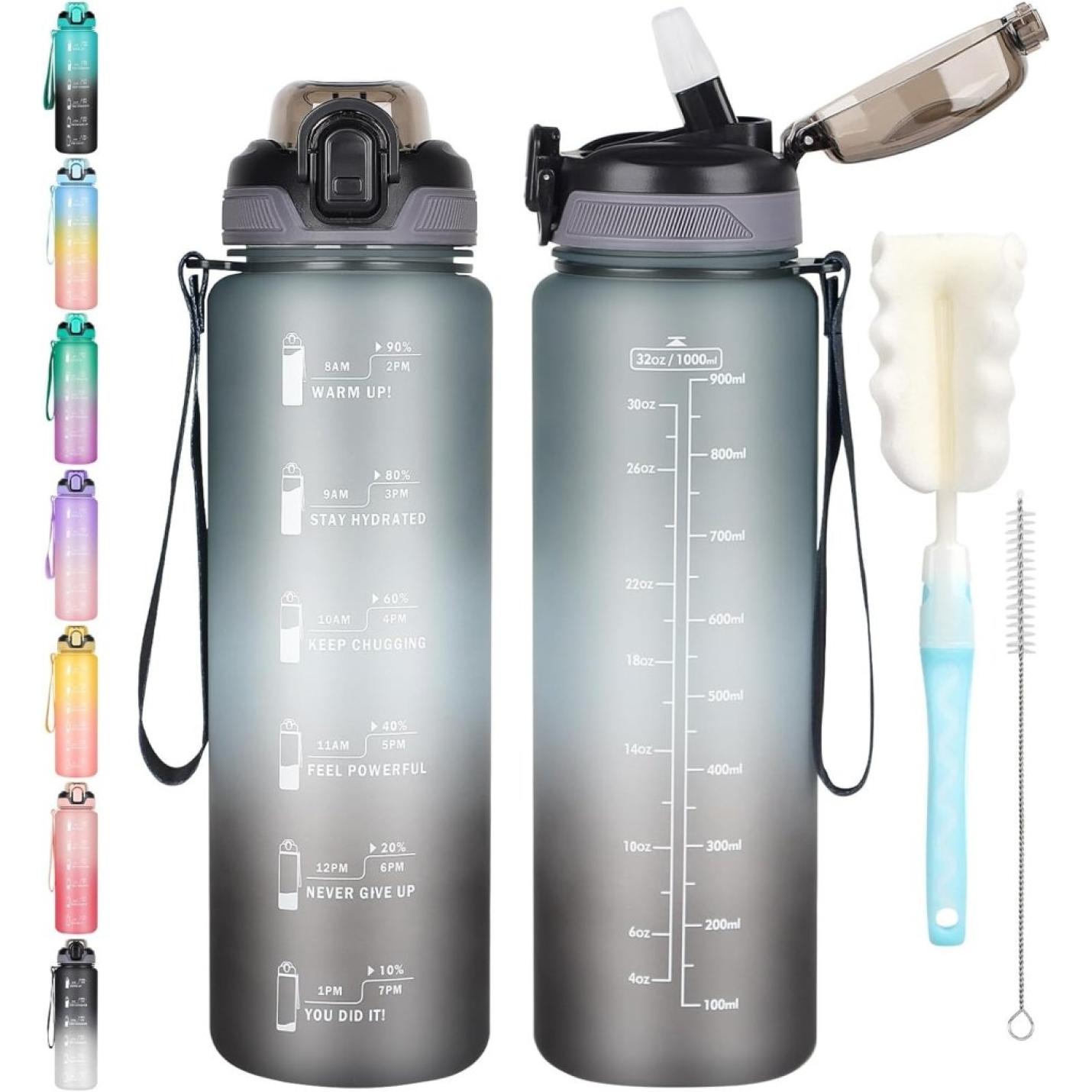 Twee Blijf gehydrateerd sportdrinkflessen hebben gradiëntkleuren, motiverende tijdmarkeringen, openklapbare deksels en draagriemen. Inclusief een schoonmaakborstel en een rietjesborstel. Extra kleuren beschikbaar voor stijlvolle hydratatieliefhebbers.