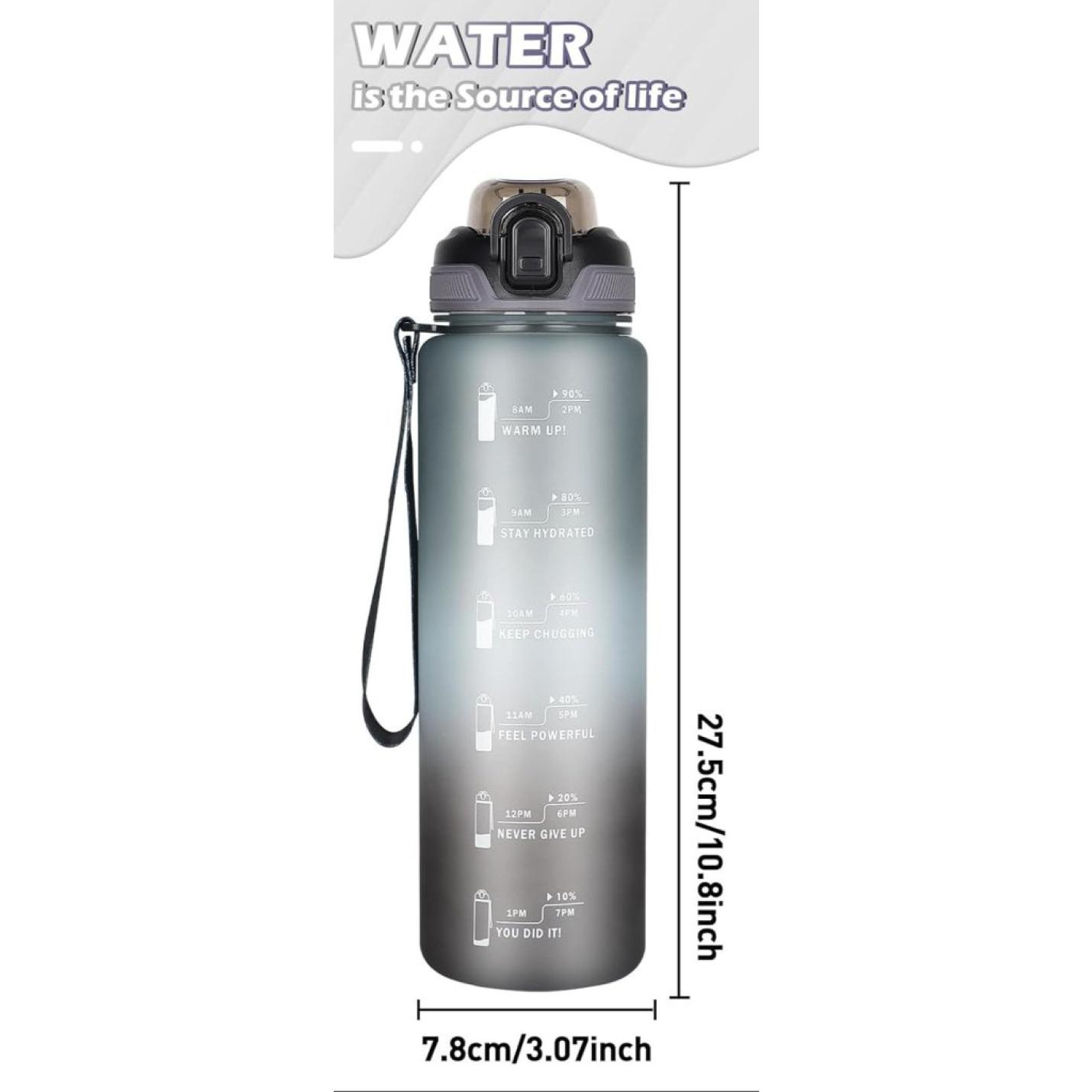 De "Blijf gehydrateerd met deze aantrekkelijke sportdrinkfles! 💦🏋️‍♂️" is voorzien van een donkere pet en tijdmarkeringen van 08.00 tot 19.00 uur, met de tekst "WATER is de Bron van het leven." De afmetingen zijn 27,5 cm x 7,8 cm, waardoor u de hele dag effectief kunt hydrateren.