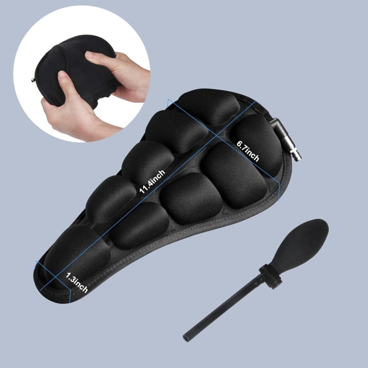 Zwarte opblaasbare fietszadelhoes, voorzien van SoftAirSeat-technologie voor superieur comfort, afmeting 11,4 x 6,7 x 1,3 inch. In de inzet zijn handen te zien die in de leeggelopen hoes knijpen om het ergonomische ontwerp en het opblaasbaar luchtkussensysteem voor optimale ondersteuning te benadrukken - 🚴 Comfortabele fietsen zonder zadelpijn!.