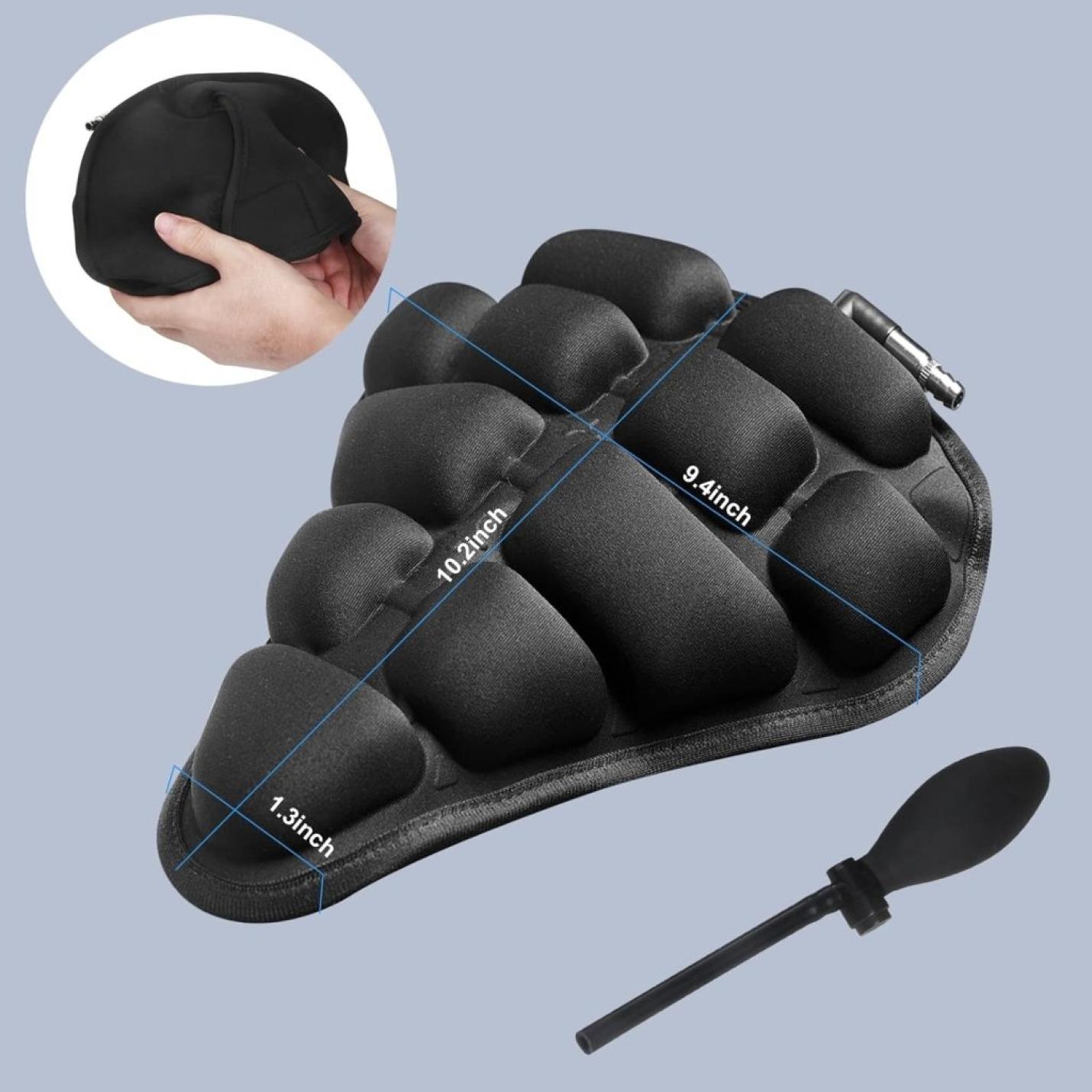 Zwart kussen met opblaasbare compartimenten en SoftAirSeat-technologie, 10,3 x 9,4 inch. Wordt geleverd met een handpomp. Inzet laat zien dat het kussen wordt samengedrukt. Productnaam: 🚴 Comfortabele fietsen zonder zadelpijn – de ultieme ergonomische fietszadelhoes!.