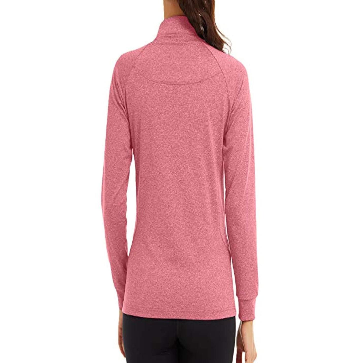 Achteraanzicht van een vrouw die het Ervaar ultiem comfort en stijl met ons dames hardloopshirt met 1/4 ritssluiting en zwarte broek draagt.