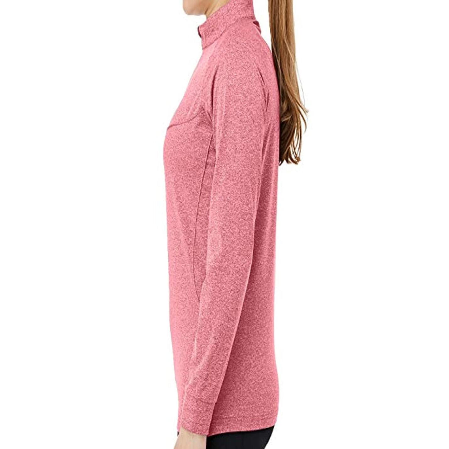 Zijaanzicht van een vrouw die een roze Ervaar ultiem comfort en stijl met ons hardloopshirt voor dames draagt.